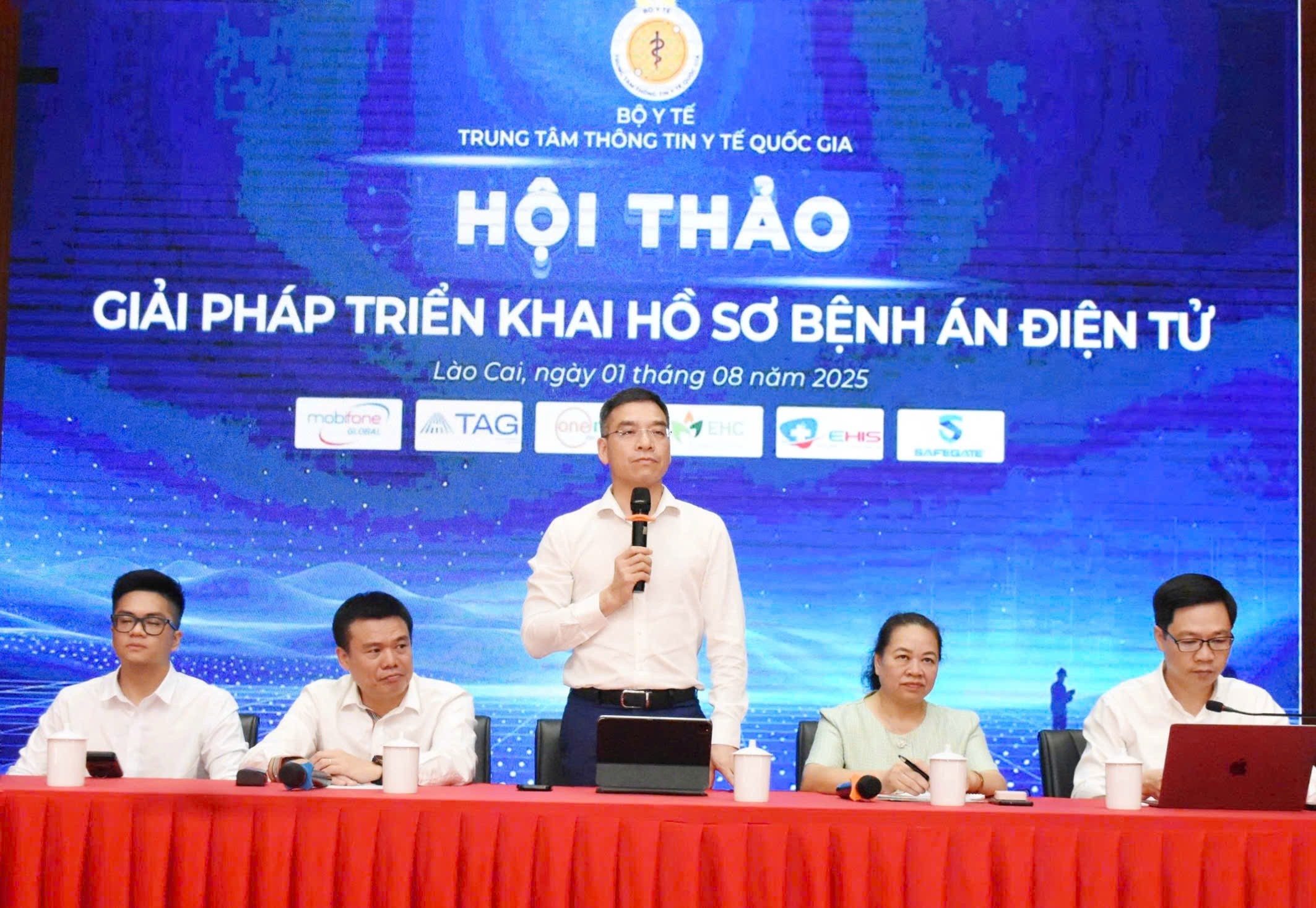 Đồng chí Hà Anh Đức, Cục trưởng Cục Quản lý khám chữa bệnh phát biểu tại Hội thảo. z6862484811046-43bd598c56922d511f6236c9f58a51b4.jpg