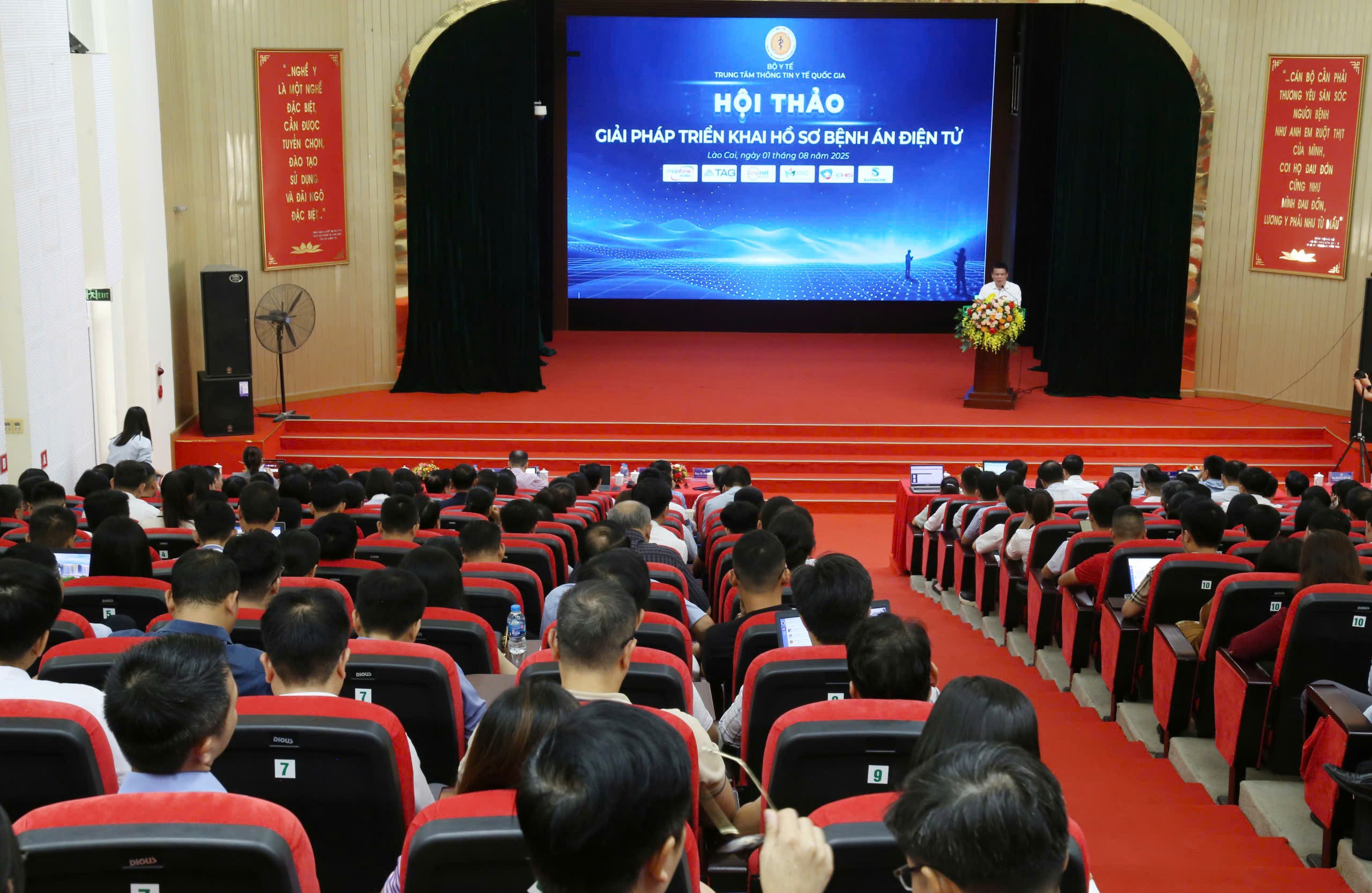 Quang cảnh hội thảo. z6862741539071-cfde81d580668e6405b1e85cf3568e5f.jpg