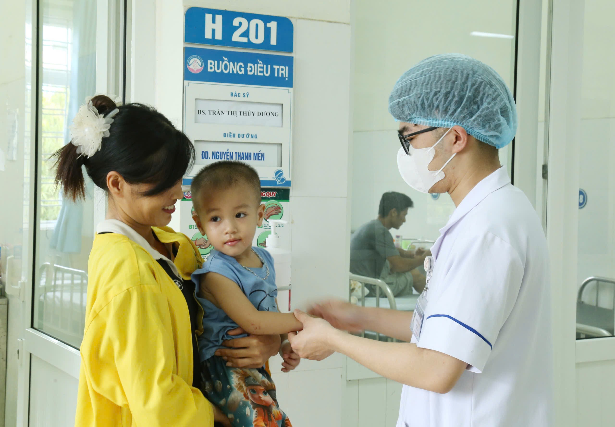 Điều dưỡng Khoa Truyền nhiễm, Bệnh viện Sản - Nhi tỉnh tư vấn chăm sóc sức khỏe cho bệnh nhi. z7141064546705-662b4e19f1f2f6bba2c87ea698c10c4f.jpg
