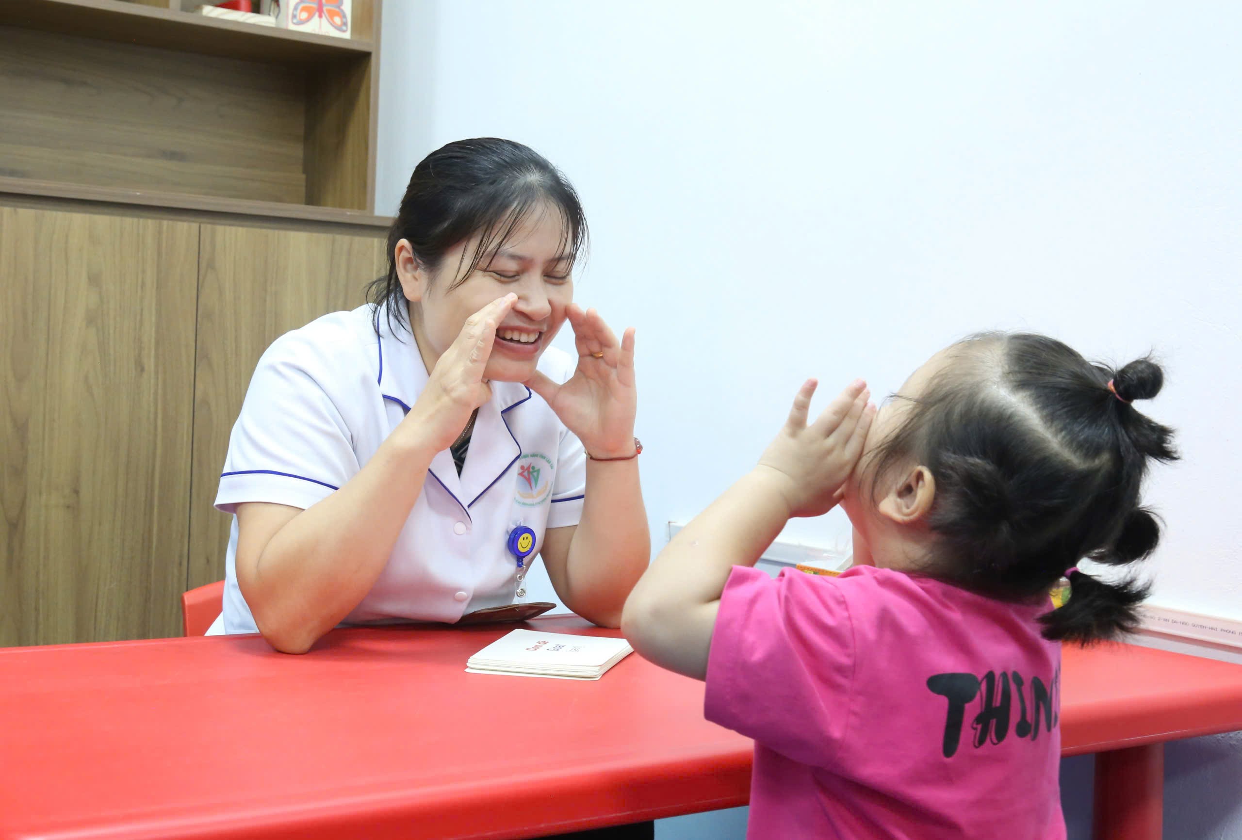 Cán bộ y tế Bệnh viện Phục hồi chức năng can thiệp ngôn ngữ cho trẻ. z7141064542553-956bf5f932e43687fe02cbdb7e020b7a.jpg