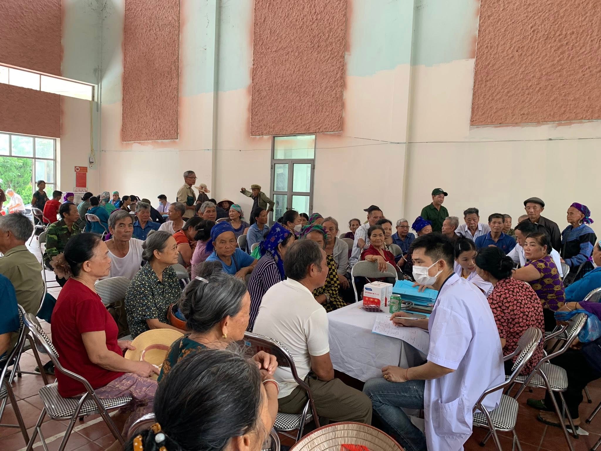 Đông đảo người cao tuổi được truyền thông và khám sức khỏe. 508429391-3008975002607114-2257011574423945636-n.jpg