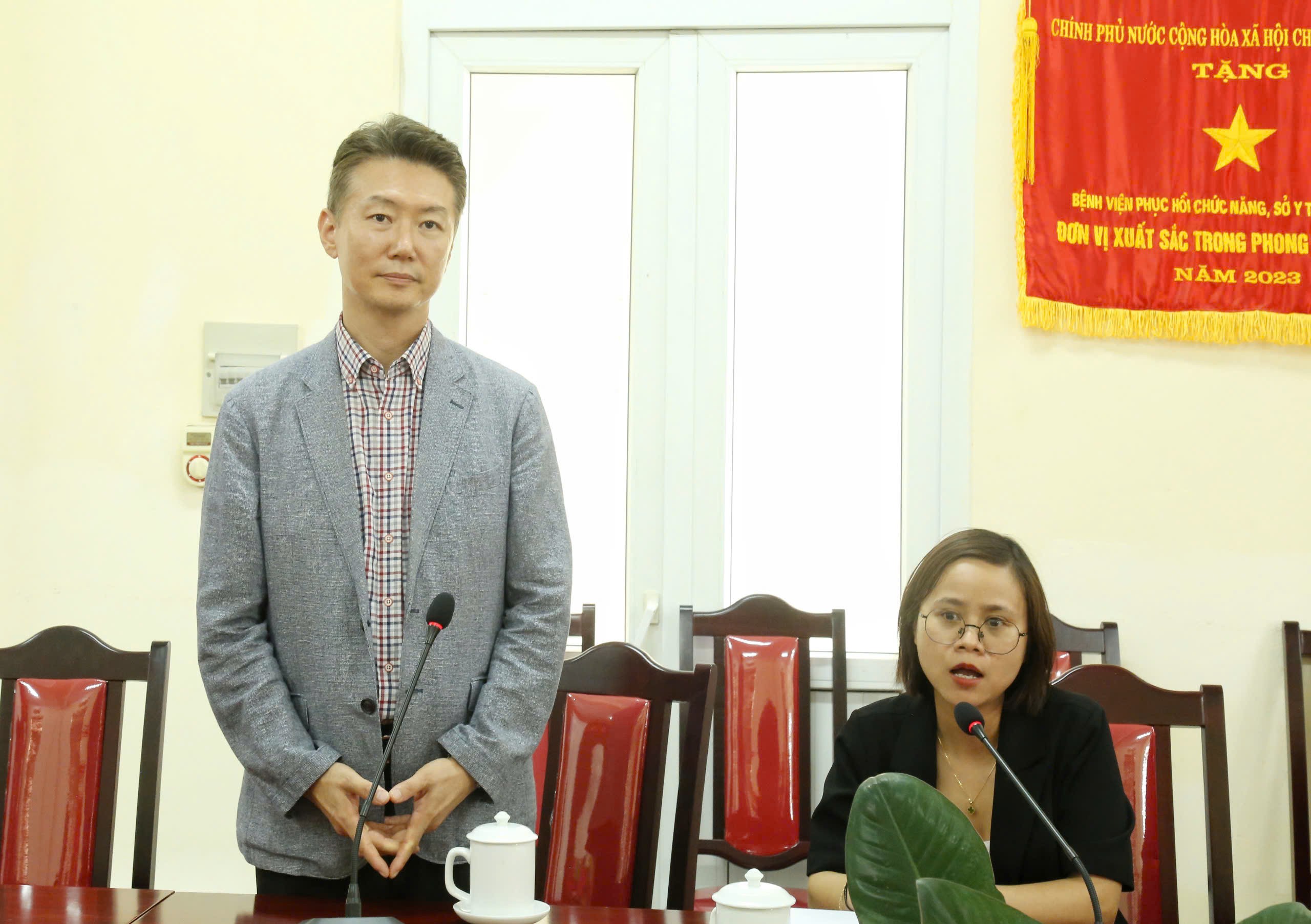 លោក Kim Hyeong Sic - អគ្គនាយកក្រុមហ៊ុន Manufacturer & HUCA SYSTEM Inc. ពិភាក្សាអំពីប្រសិទ្ធភាពដ៏ល្អប្រសើរនៃប្រព័ន្ធមនុស្សយន្តស្តារនីតិសម្បទា។ z6628144850333-b4383918390f1619323e693da05545bb.jpg