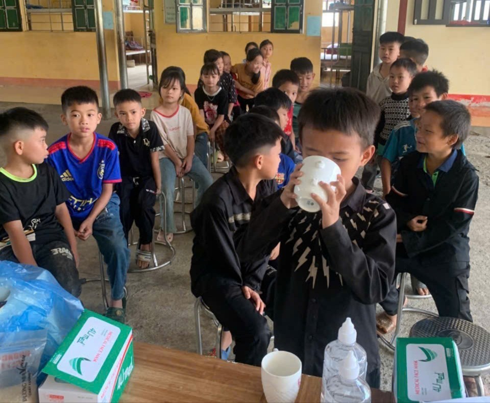 Các trường hợp tiếp xúc gần ca bệnh viêm não mô cầu uống thuốc điều trị dự phòng. z6627092373090-1674be68c2397155a61a83eb3cfb7775-4527.jpg