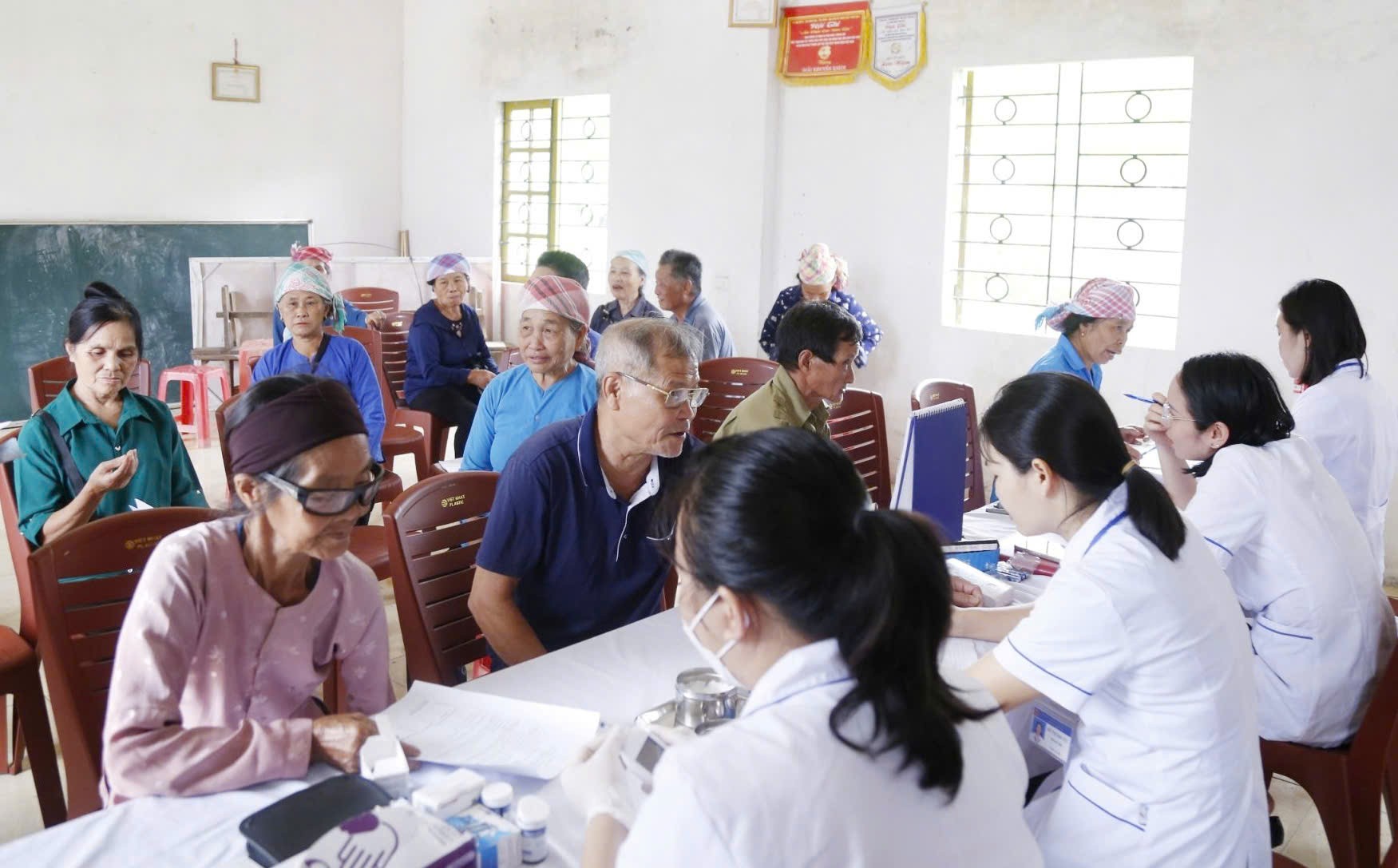 Hoạt động khám sức khỏe cho người cao tuổi trong cộng đồng được Trung tâm Y tế thành phố Lào Cai quan tâm triển khai. z6626445371930-feb3162ef562d3a3ab0afaddc294c527.jpg