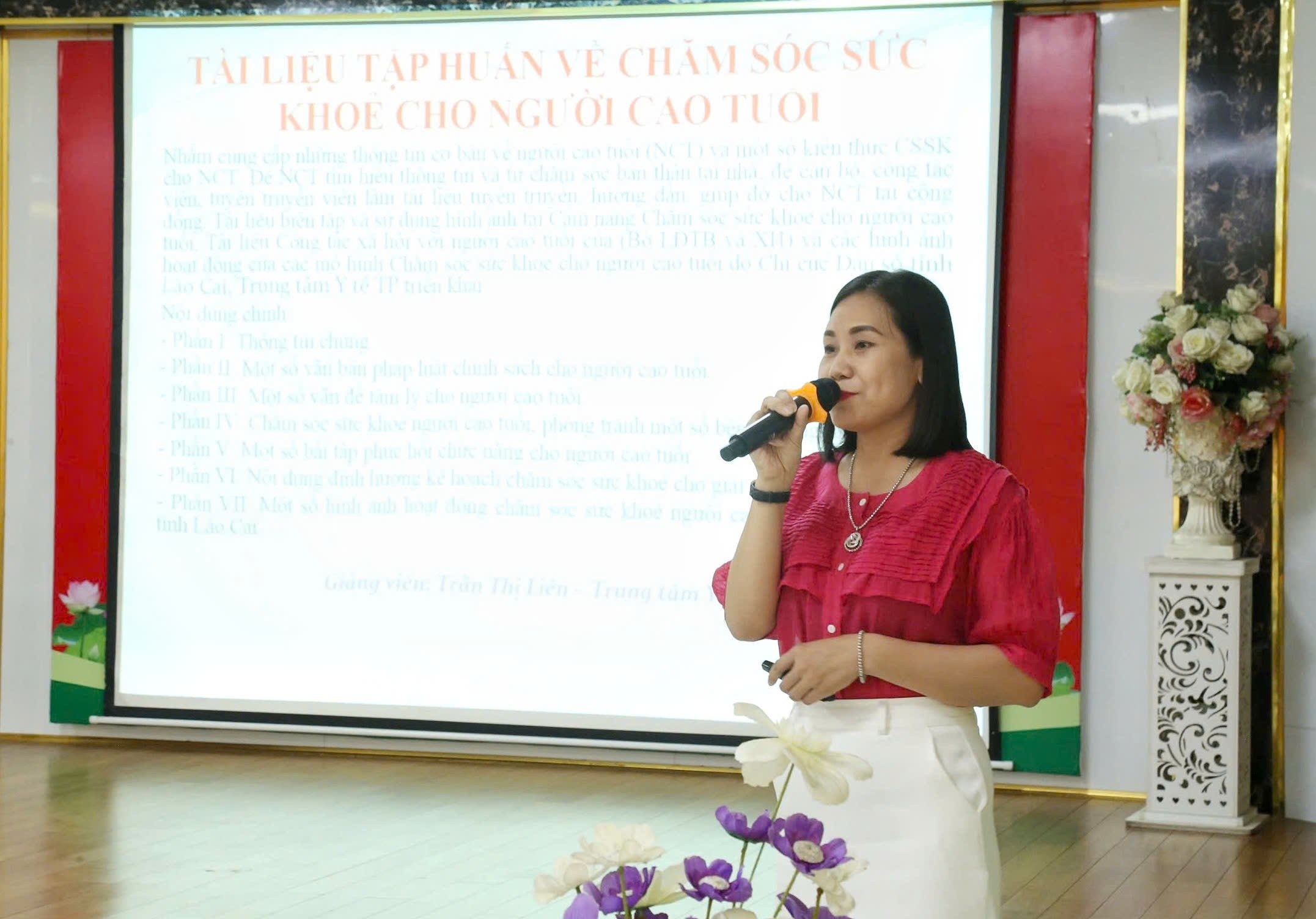Cán bộ Trung tâm Y tế thành phố Lào Cai hướng dẫn nội dung chăm sóc sức khỏe người cao tuổi, phòng tránh các bệnh không lây nhiễm. z6626331195198-e3b31df1e6f2e678cec42a929c07ff63.jpg