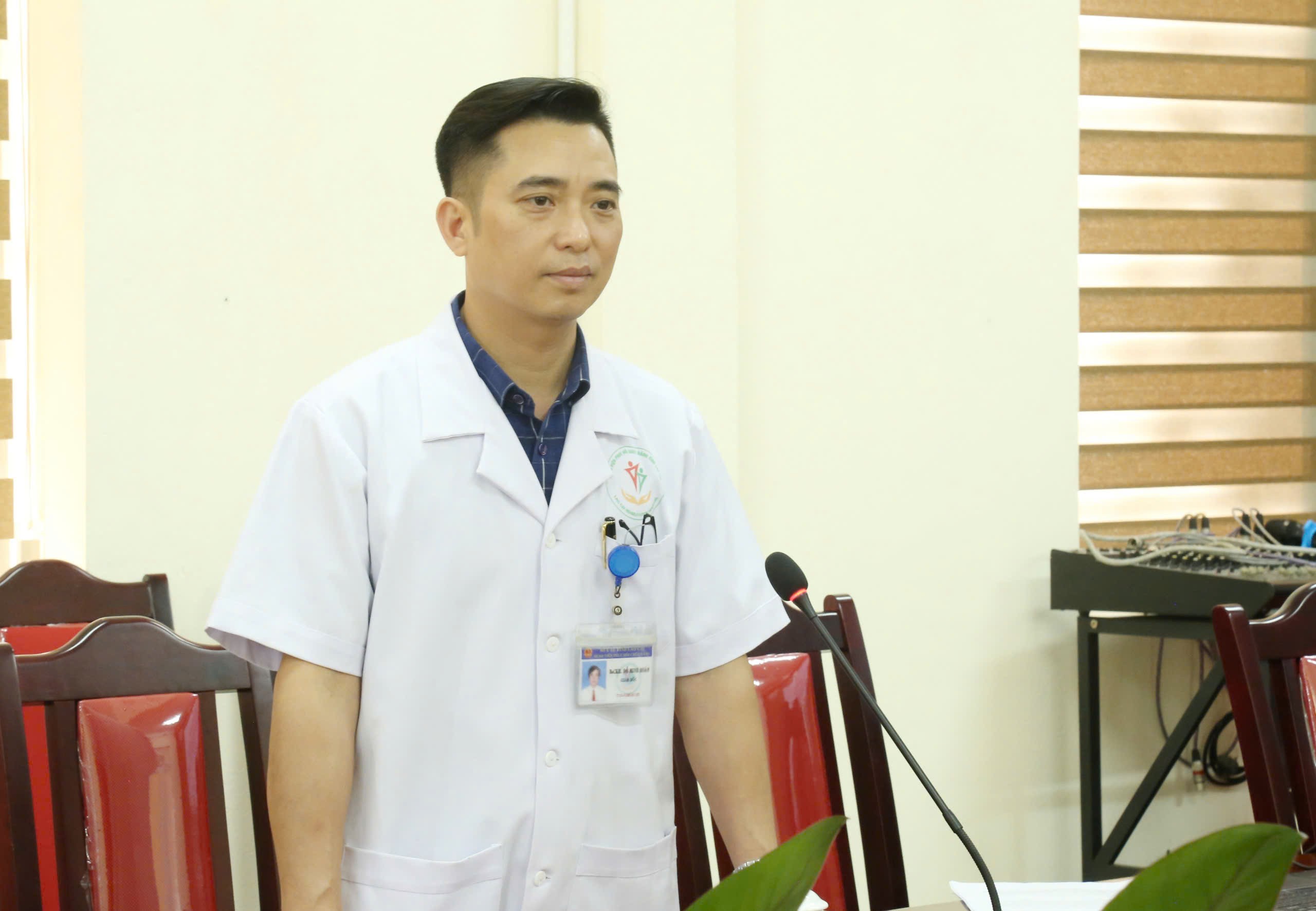 លោក Do Minh Hoan ប្រធានមន្ទីរពេទ្យស្តារនីតិសម្បទាខេត្តបានណែនាំសកម្មភាពរបស់មន្ទីរពេទ្យ។ z6628144847694-d214edd1f37c8d559773bac4133f3c04.jpg