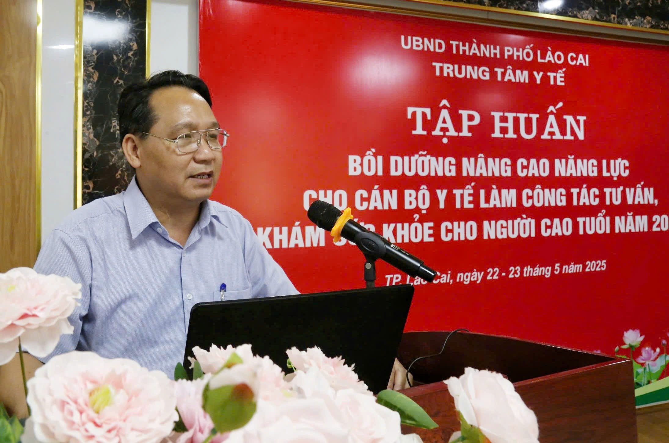 Đồng chí Nguyễn Văn Minh, Giám đốc Trung tâm Y tế thành phố Lào Cai phát biểu tại lớp tập huấn. z6626331164832-c4b6c0b081c018bac4644f7617a11e99.jpg