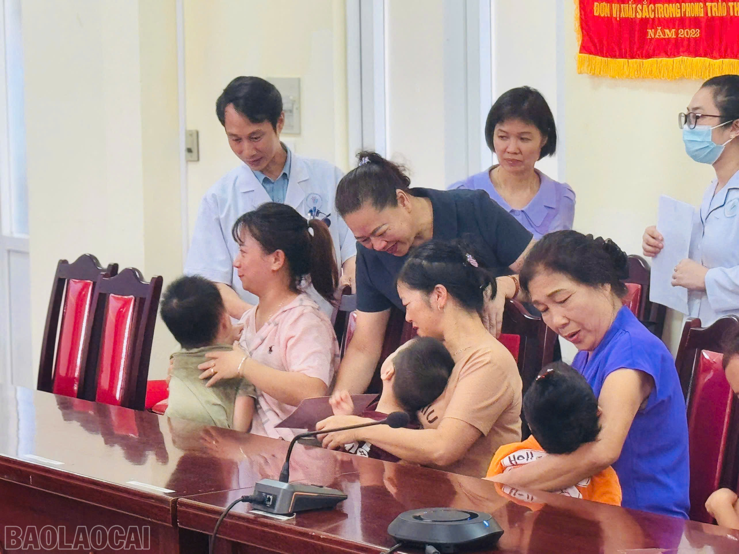 Đồng chí Phạm Bích Vân, Phó Giám đốc Sở Y tế trao quà Tết Trung thu cho bệnh nhi. baolaocai-bl_z7077522690097-15dc3cdac7f4138b51aec8fe7d0fcc7e.jpg