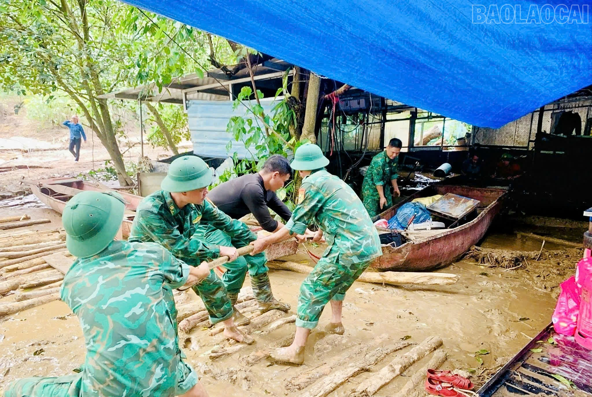 Những chiến sĩ quân hàm xanh luôn có mặt giúp đỡ khi Nhân dân cần. Trong ảnh: Cán bộ, chiến sĩ Đồn Biên phòng Trịnh Tường chung tay giúp bà con khắc phục hậu quả thiên tai. baolaocai-tr_z7048767606789-c9f4ffec983f3898a0b04b678f792f53.jpg