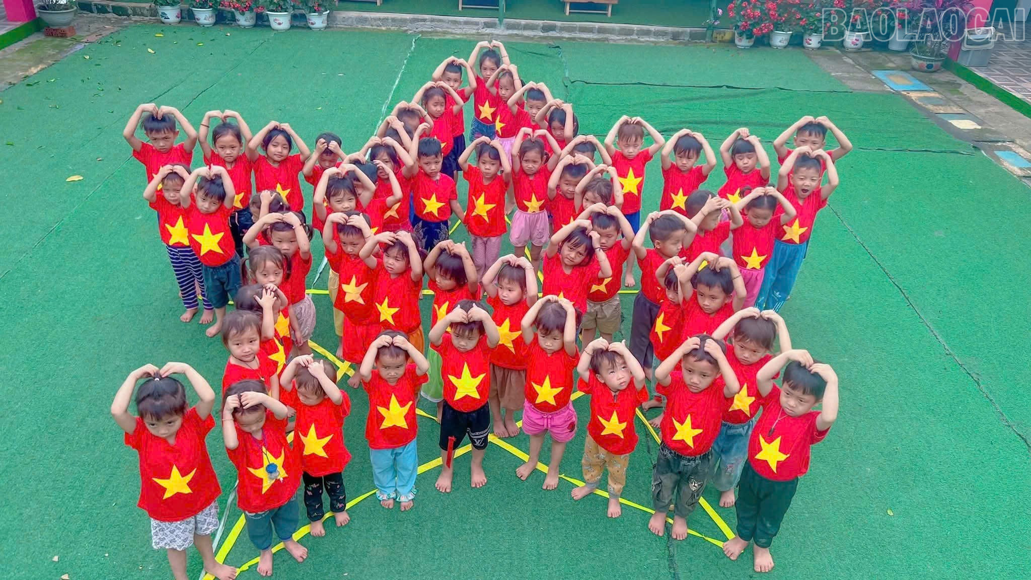 ... trao tặng hơn 1.000 chiếc áo cờ đỏ sao vàng cho học sinh trên địa bàn. baolaocai-tr_z7077392445759-2e4a3f49f4ec0c284acc4ec8919125ec.jpg