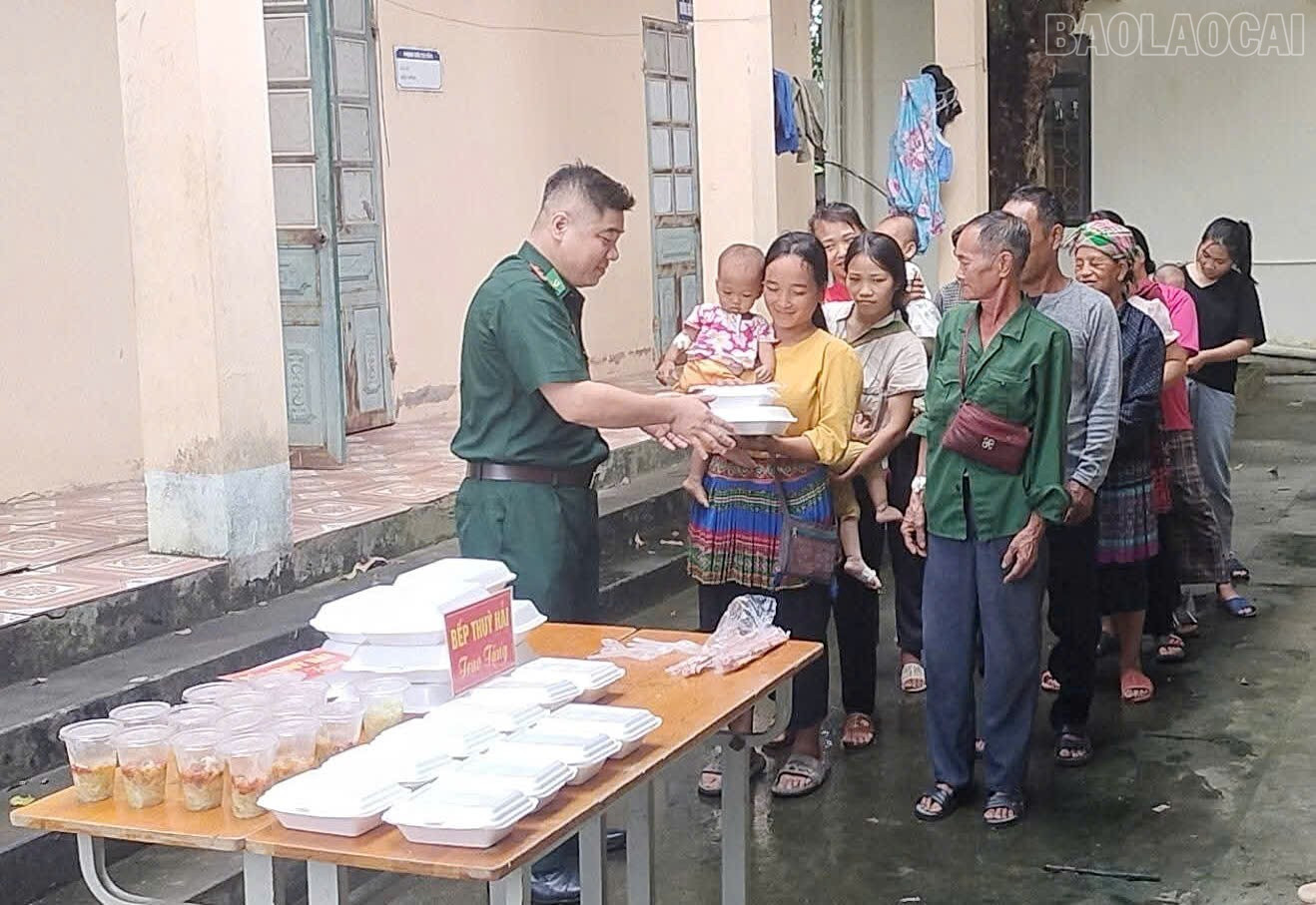Đồn Biên phòng Trịnh Tường đã kết nối với các nhà hảo tâm trao hơn 3.500 suất ăn miễn phí cho người bệnh và người dân trên địa bàn... baolaocai-tr_z7075412853858-4f27b4d9be79caf0c4d3501a63dfba55.jpg