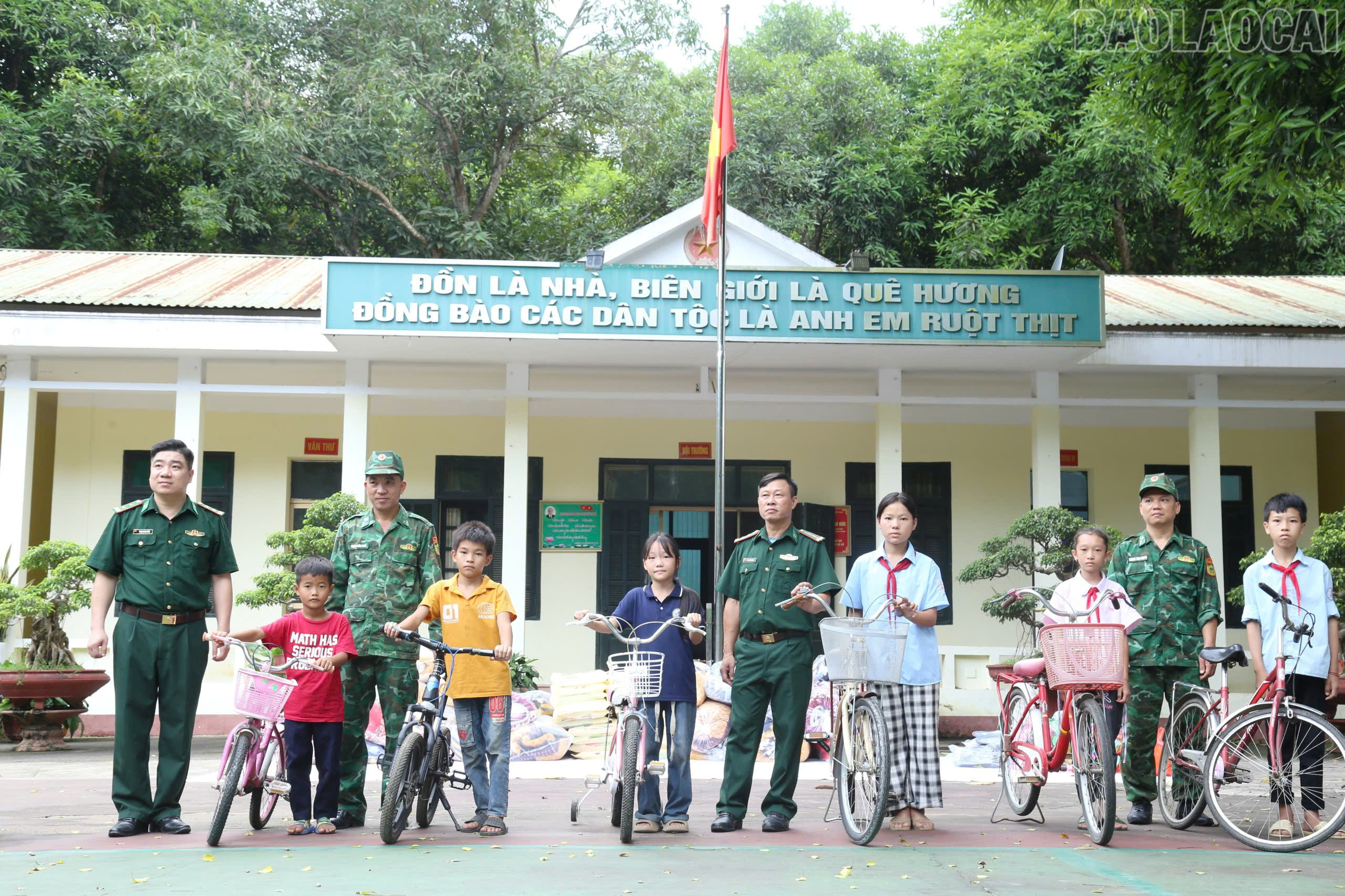 Đặc biệt, Đồn Biên phòng Trịnh Tường đã trở thành nhịp cầu lan tỏa tinh thần nhân ái, kết nối với các nhà hảo tâm triển khai nhiều hoạt động thiện nguyện ý nghĩa trên địa bàn. Thời gian qua, đã có hơn 50 chiếc xe đạp được nhà hảo tâm ủng hộ, giúp học sinh nghèo hiếu học đến trường thuận lợi hơn. baolaocai-tr_z7075413523682-278bef5483bf2960afc13deb6e0f9b31.jpg