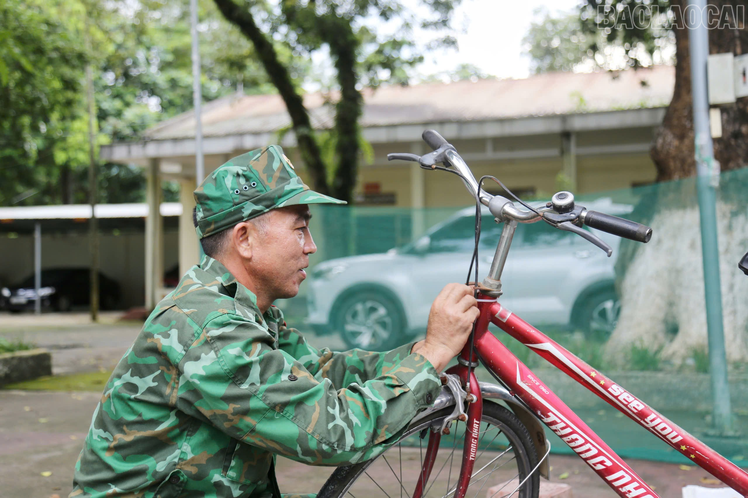 Trong mắt người dân vùng biên, bộ đội biên phòng là những chiến sĩ đa di năng, họ vừa là "lá chắn thép" bảo vệ biên giới bình yên, vừa là những người thầy miệt mài giúp dân xóa mù chữ, khi lại là người cha nuôi chu đáo, hoặc đơn giản là thợ sửa những chiếc xe đạp để tặng cho học sinh có hoàn cảnh khó khăn... baolaocai-tr_z7075413523855-e477189519c078505d0be56ebc646e89.jpg