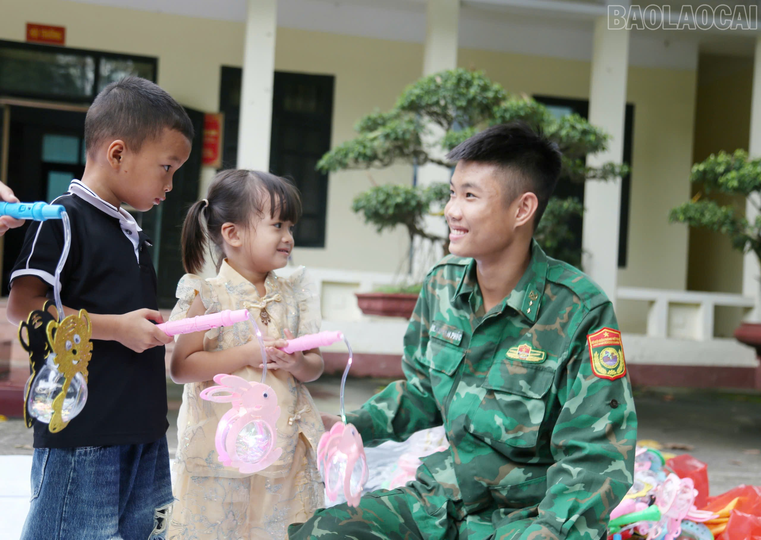 Nụ cười hạnh phúc và ánh mắt yêu thương của các em nhỏ dành cho bộ đội biên phòng là minh chứng rõ nét nhất của tình quân - dân gắn bó keo sơn nơi biên giới Trịnh Tường. Sự hiện diện và đóng góp của những người lính biên phòng đã và đang góp phần giúp đời sống người dân nơi đây từng bước được nâng lên. Đồn là nhà, là chỗ dựa tin cậy, thắp lên niềm tin và hy vọng cho bà con nơi rẻo cao.. baolaocai-tr_z7075413522644-c80f5623a572f24aa0c0b9ee65c102ec.jpg