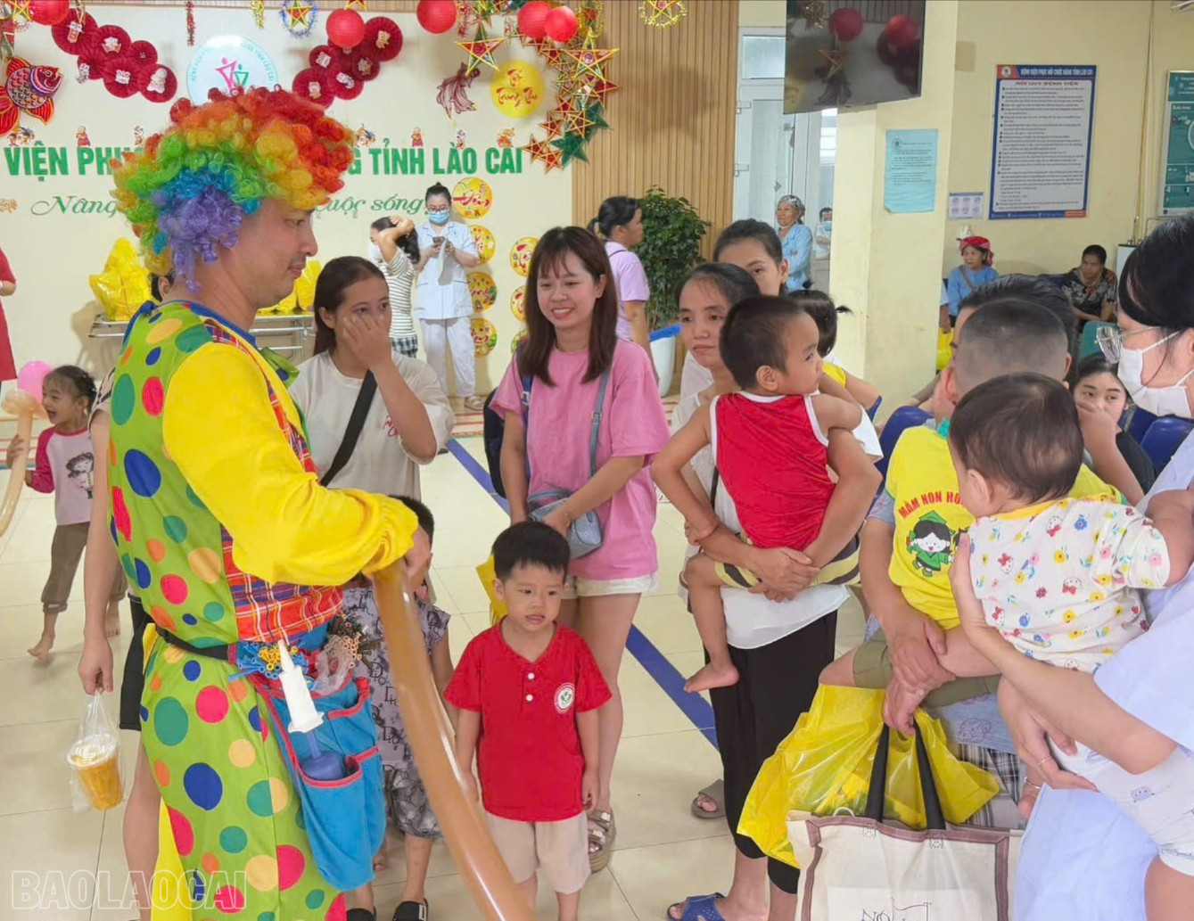 Các em nhỏ đặc biệt thích thú trước món quà bóng bay tạo hình nhiều màu sắc. baolaocai-bl_z7076445916157-c28df1597fa7e7e131c4cb1ccbcb334b-5311.jpg