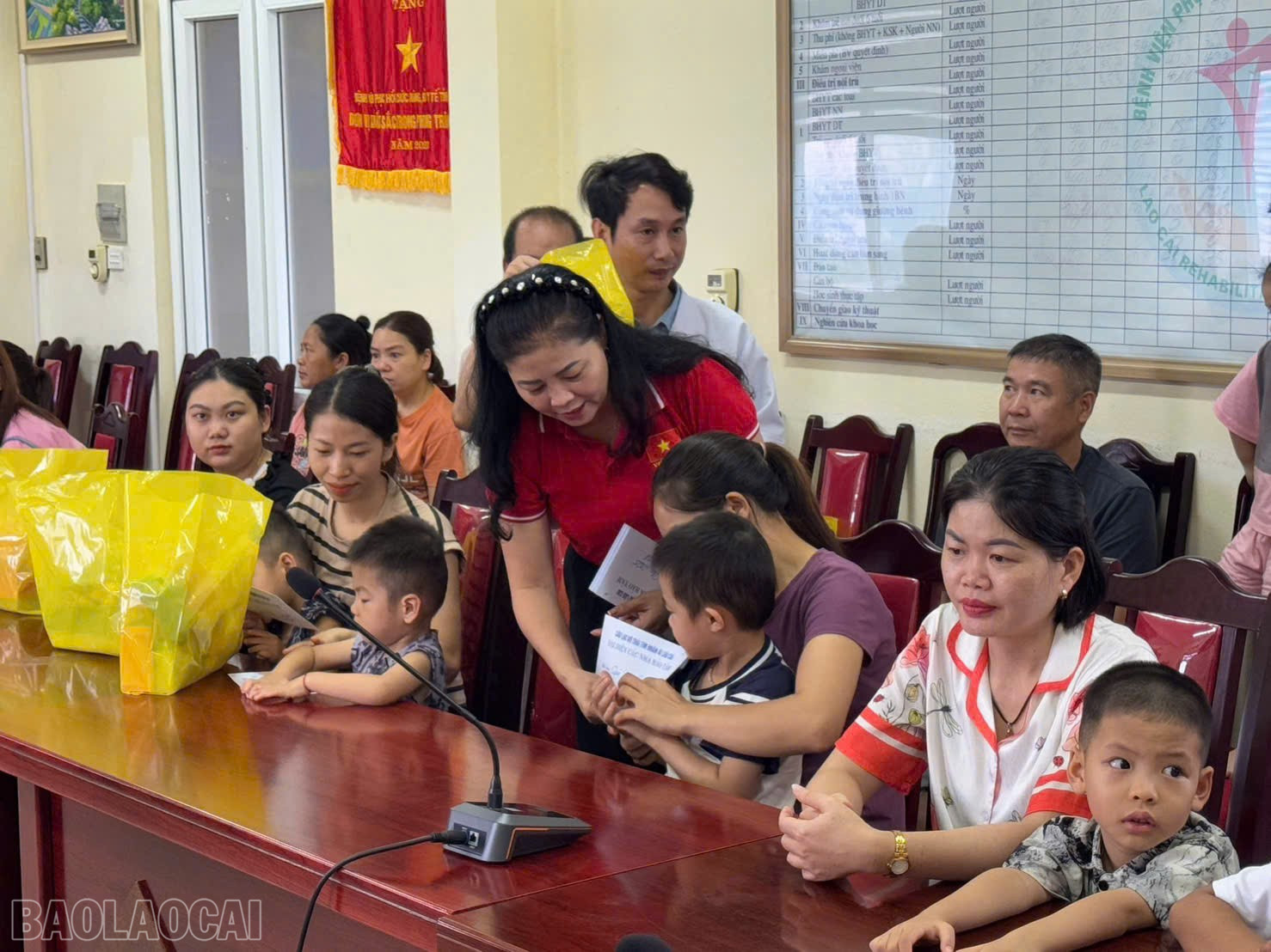 Bệnh nhi nhận được nhiều phần quà Tết Trung thu của các đơn vị, câu lạc bộ, nhà hảo tâm. baolaocai-bl_z7076445954856-9f05751a5646d3f734dc1bd2880d9035.jpg