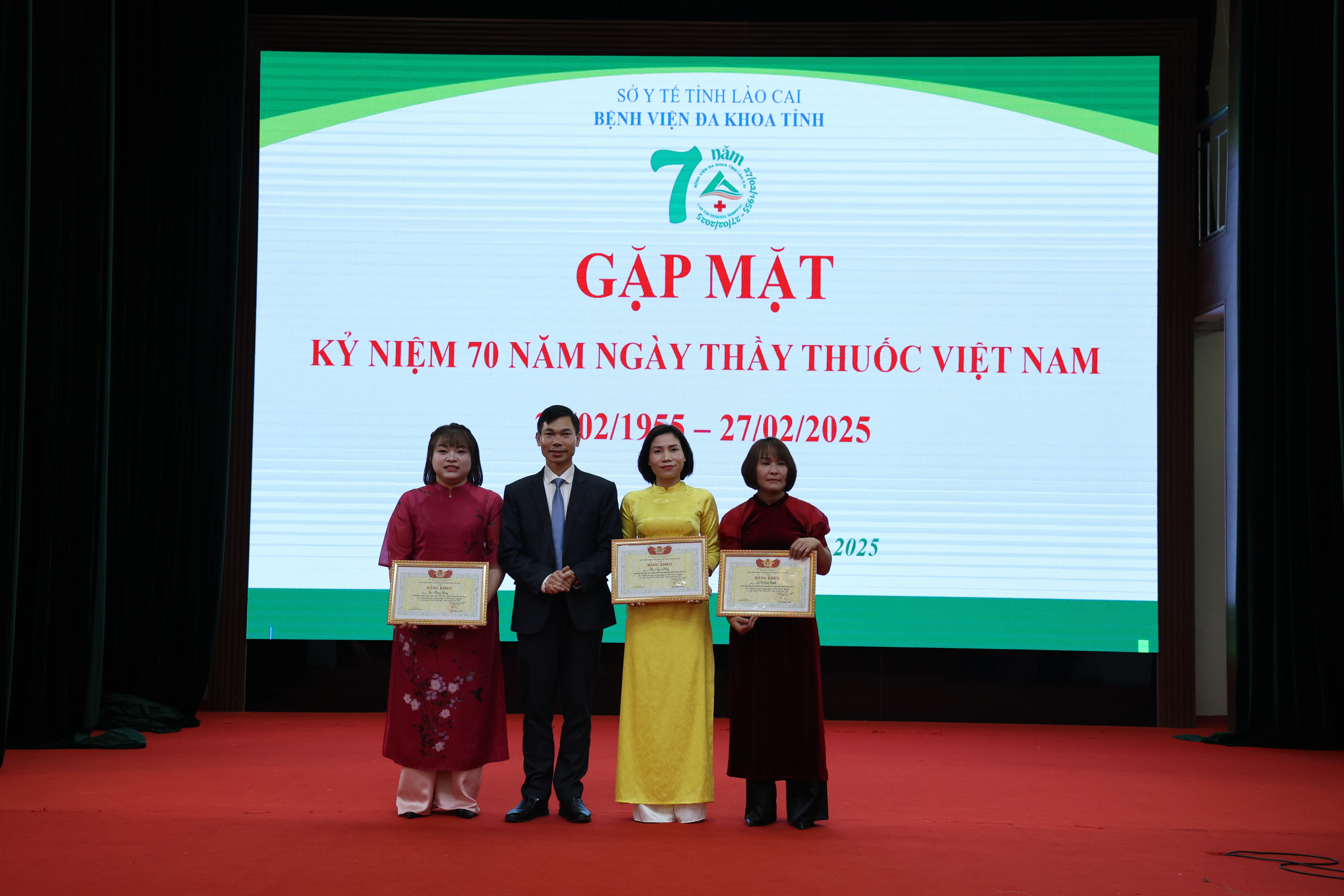 3 cá nhân nhận Bằng khen của Ban Chấp hành Liên đoàn Lao động tỉnh Lào Cai. 060a8822.jpg