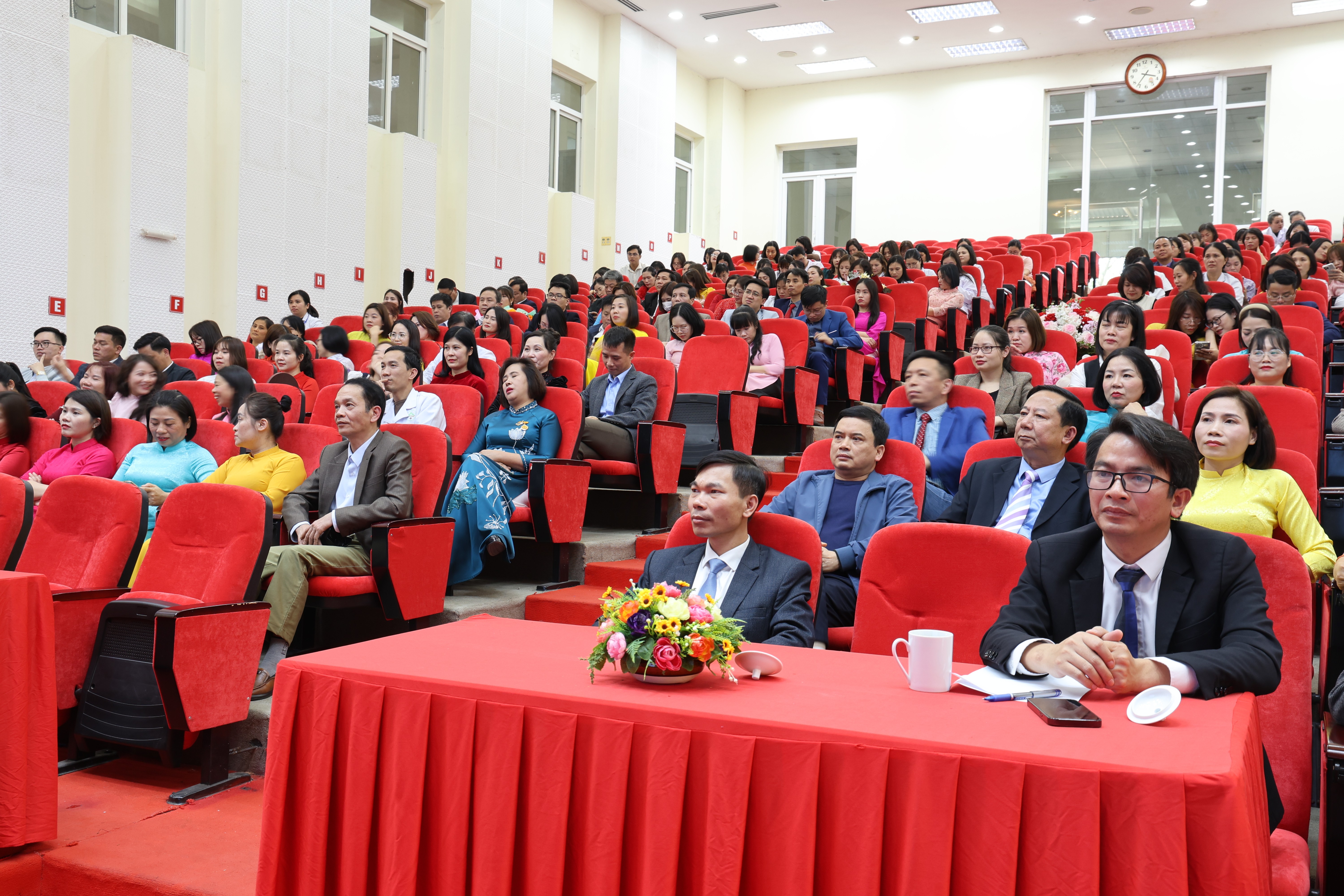 Đại biểu dự buổi gặp mặt. 060a8718.jpg