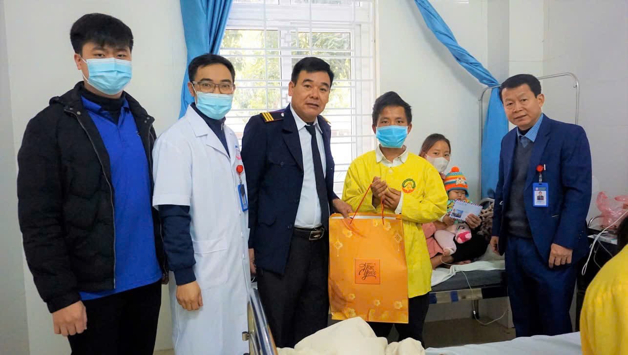 Nhiều đơn vị, nhà hảo tâm đã đến tặng quà cho người bệnh. z6269224970608-e1a0577ab63883262070efb51b6fcd99.jpg