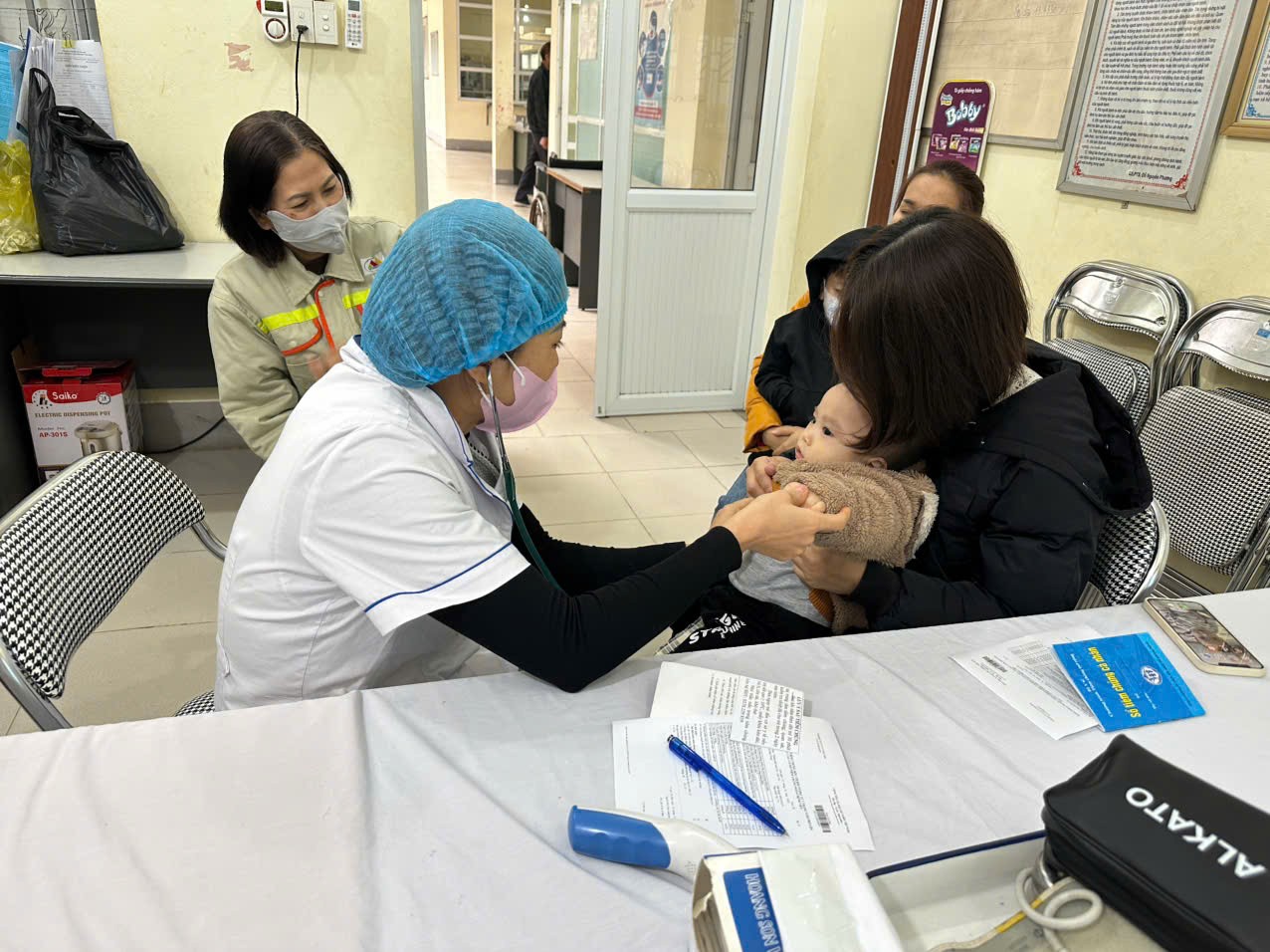 Các trạm y tế xã, phường trên địa bàn thành phố Lào Cai triển khai tiêm vắc-xin phòng bệnh sởi - rubella cho trẻ nhỏ. 470885970-122117912450415433-6596988010665484737-n.jpg