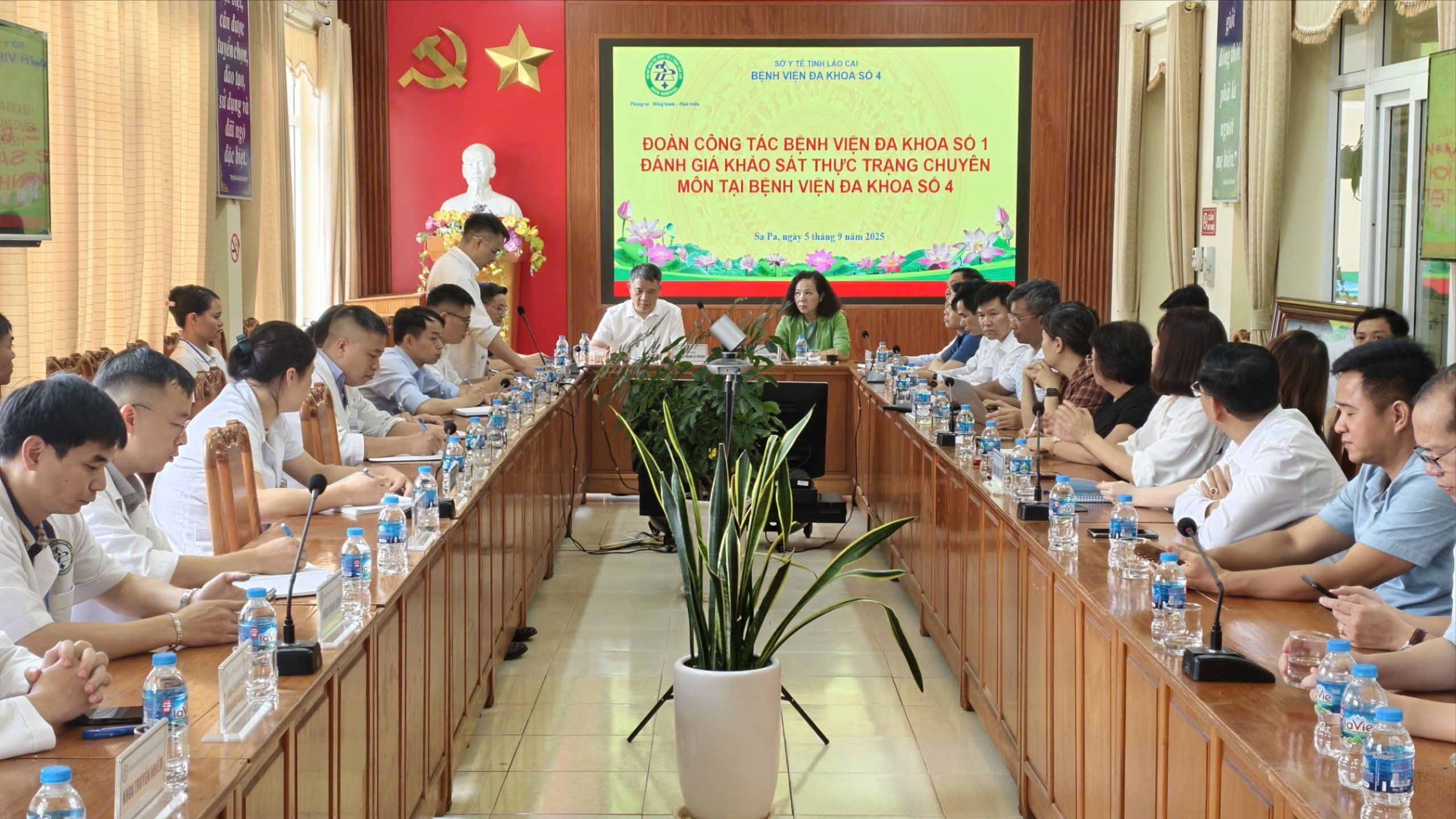 Quang cảnh buổi làm việc. z6980103644900-2ebc510896ff5b15b21faa245e58cd28-5056.jpg