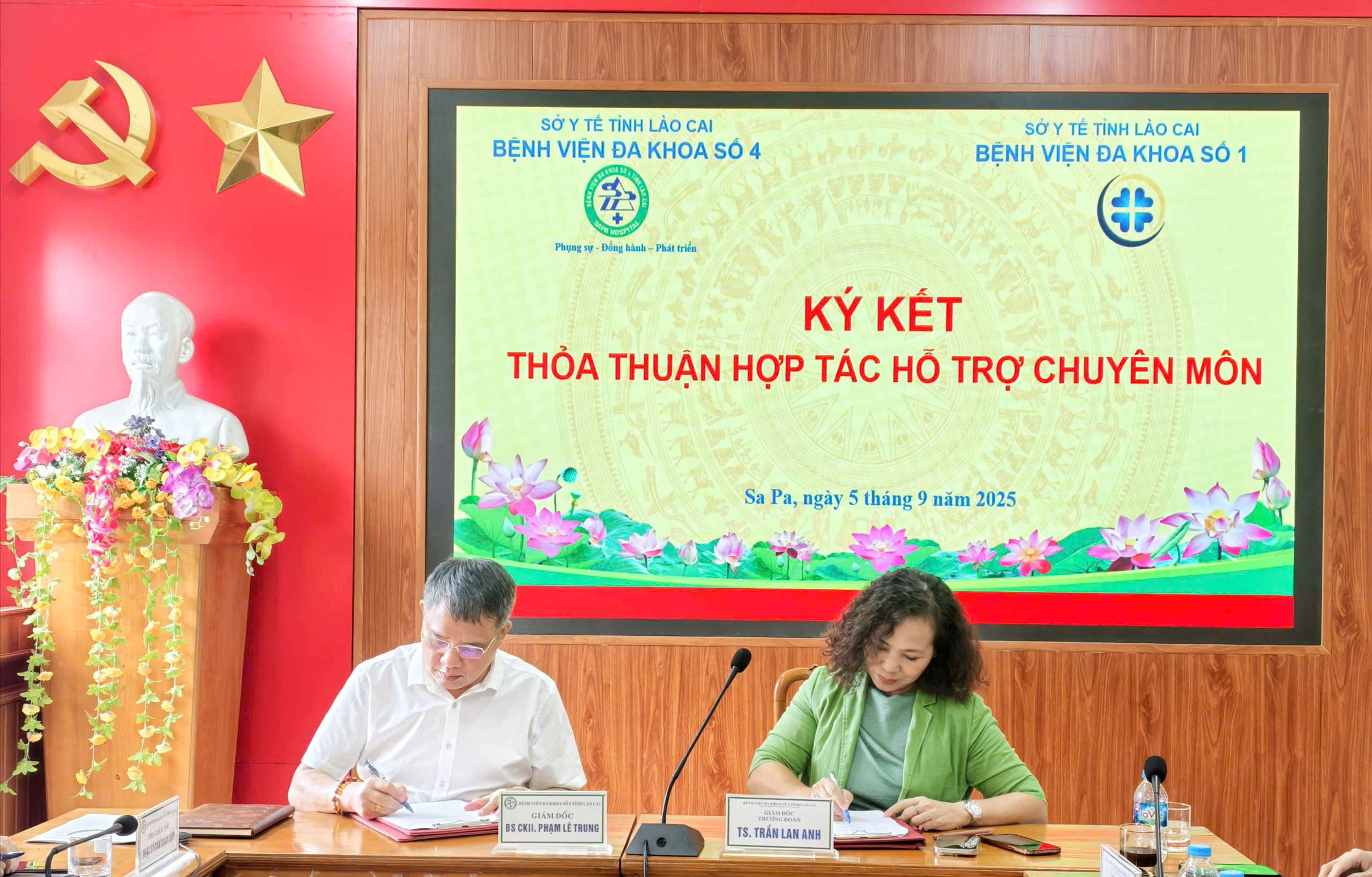 Giám đốc 2 bệnh viện ký kết thỏa thuận hợp tác hỗ trợ chuyên môn. z6980103701848-cdaa445a42f39bd0ddcfa9709de5ad27.jpg