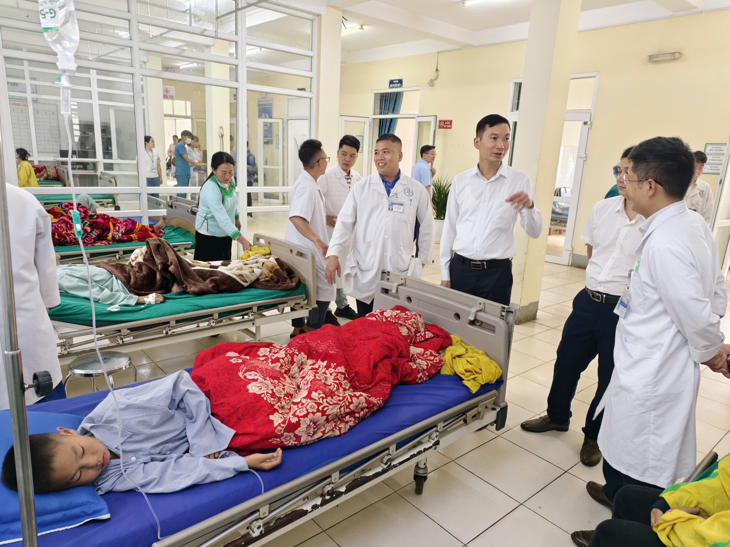 Đoàn công tác của Bệnh viện Đa khoa số 1 tỉnh Lào Cai khảo sát các khoa, phòng của Bệnh viện Đa khoa số 4 tỉnh Lào Cai. z6980103793198-0692fe96f38a36b0639bccf963fdbd40.jpg