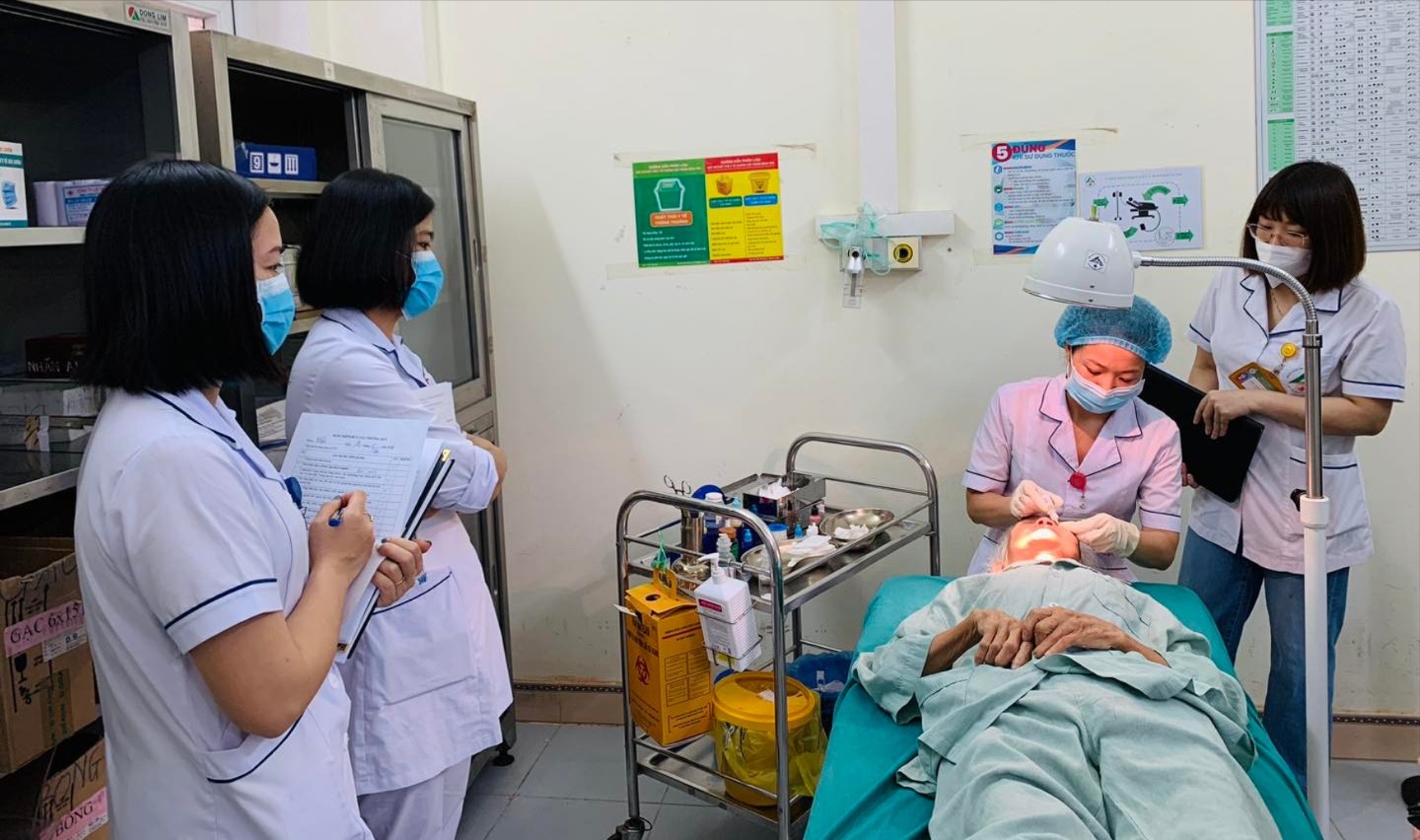Đội ngũ bác sĩ, điều dưỡng, kỹ thuật viên giàu kinh nghiệm trực tiếp hướng dẫn thực hành. 489026716-9488445467937703-1408339483578270678-n-8856.jpg