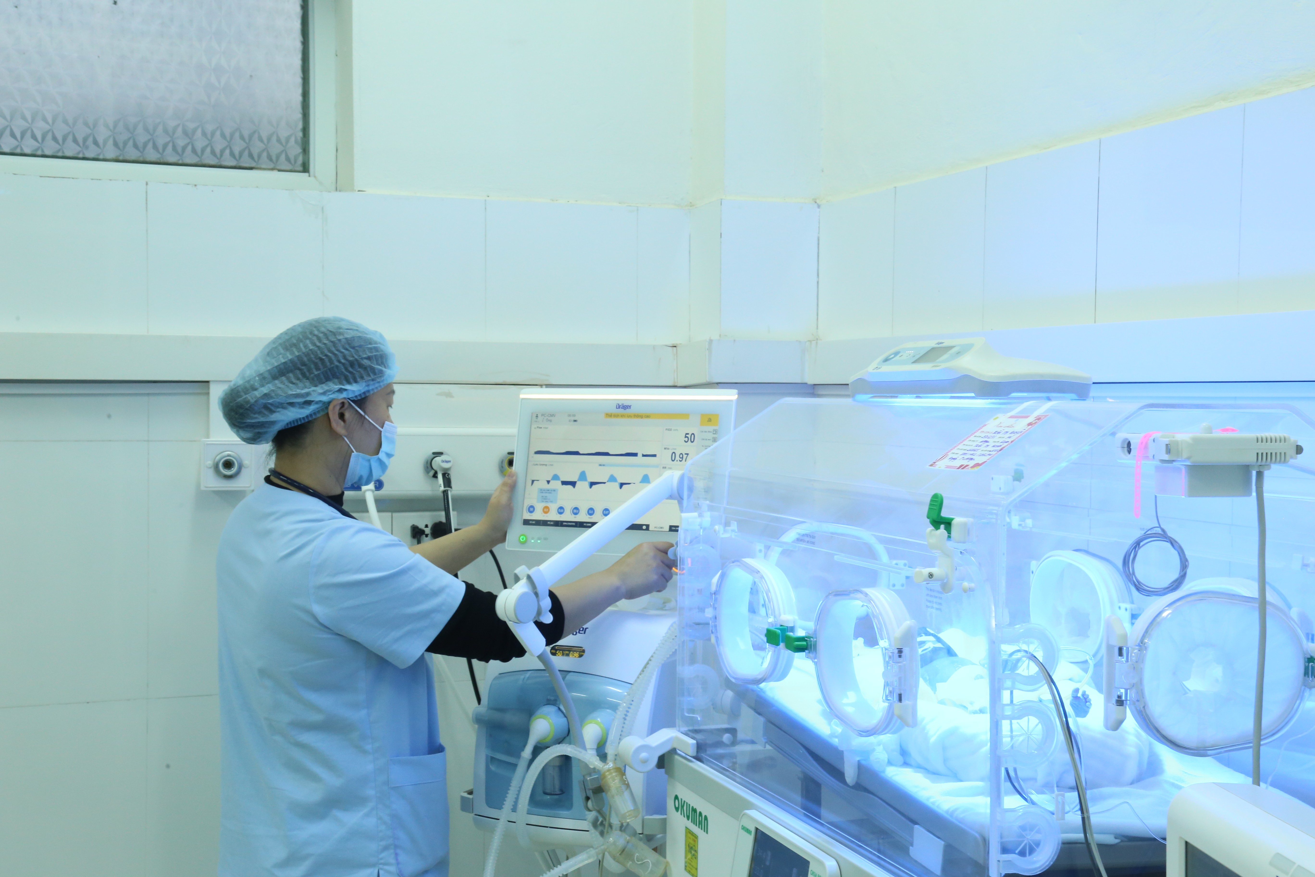 Bác sĩ Bệnh viện Sản - Nhi tỉnh túc trực chăm sóc trẻ sinh non tháng. img-8093.jpg
