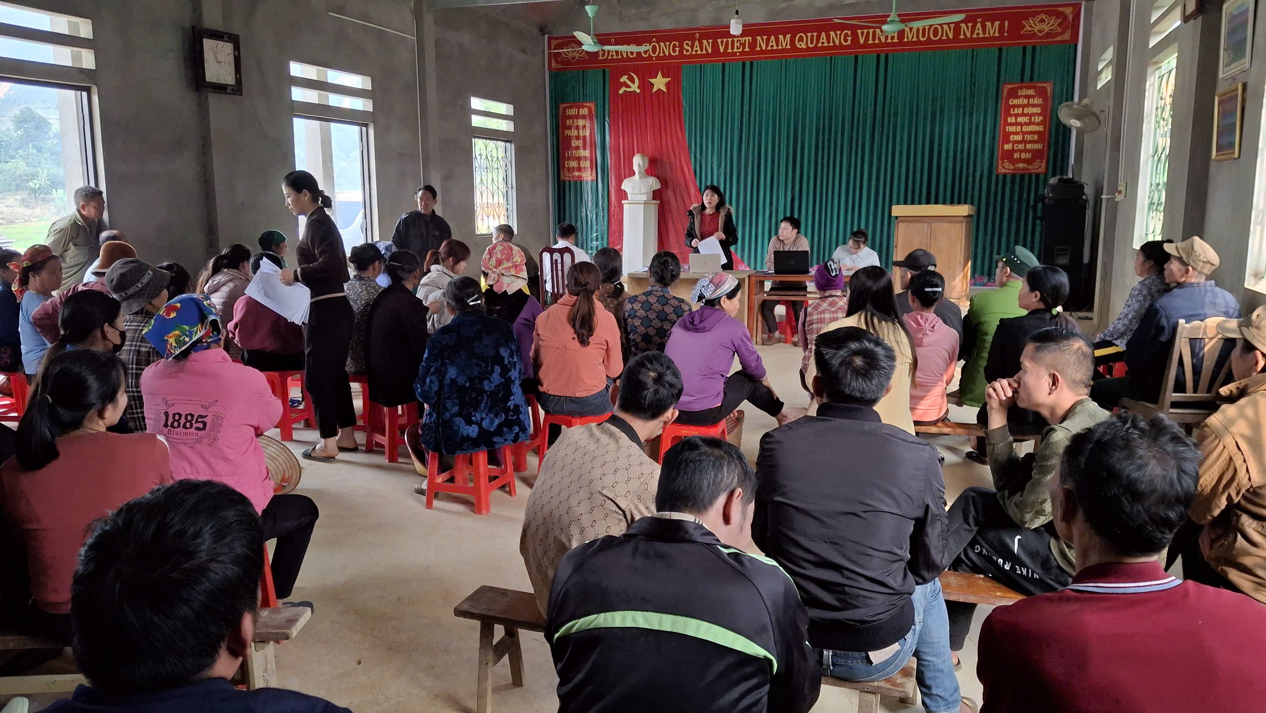 Họp thôn bình xét hộ hưởng lợi của dự án. image055.png