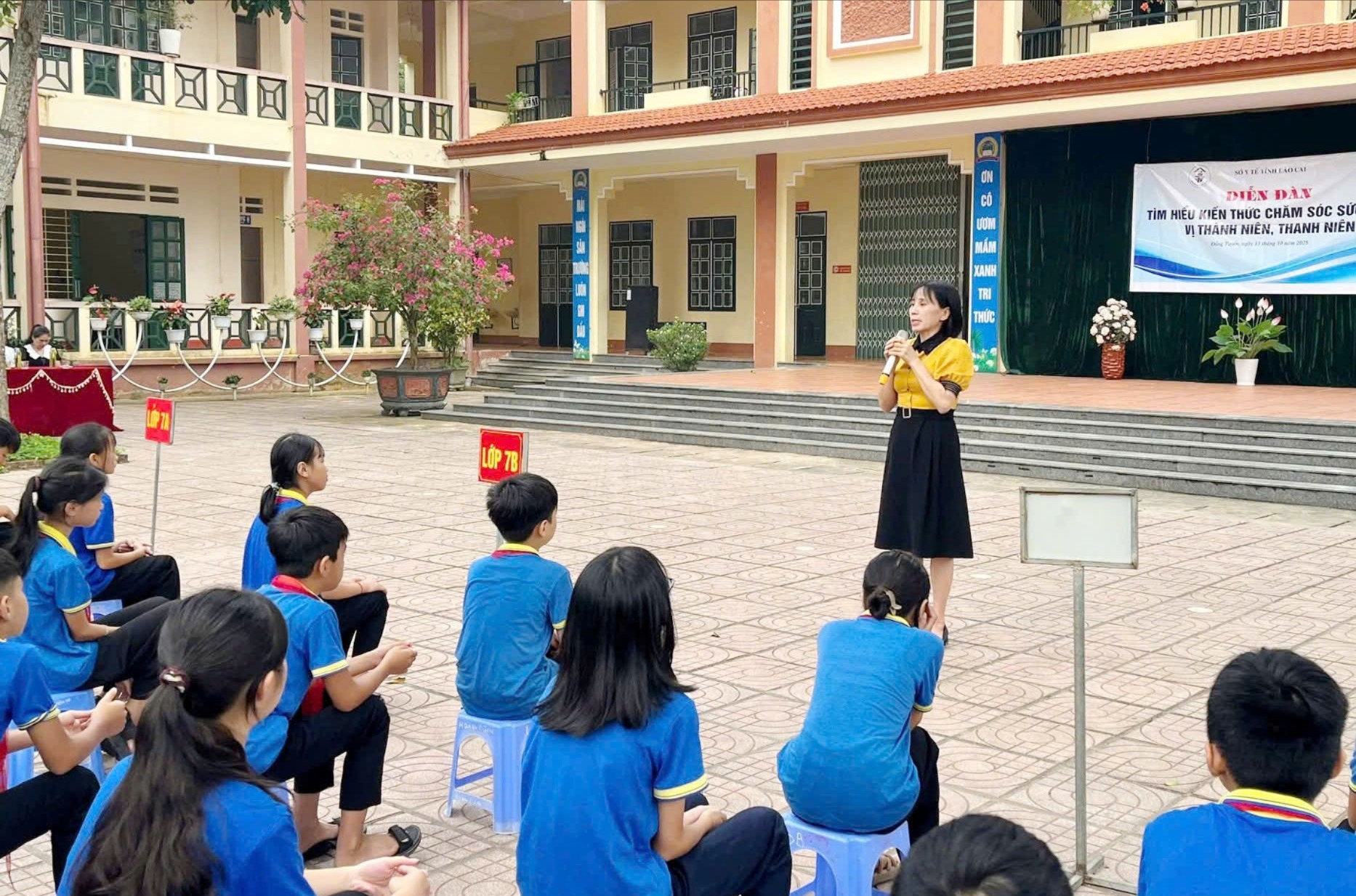 Bà Phạm Thị Tám - Cán bộ Phòng Dân số - Trẻ em, Sở Y tế tuyên truyền tại diễn đàn. z7113281114440-3b5ad3c03d1ae4bfece5b53cf0f98f51-272.jpg