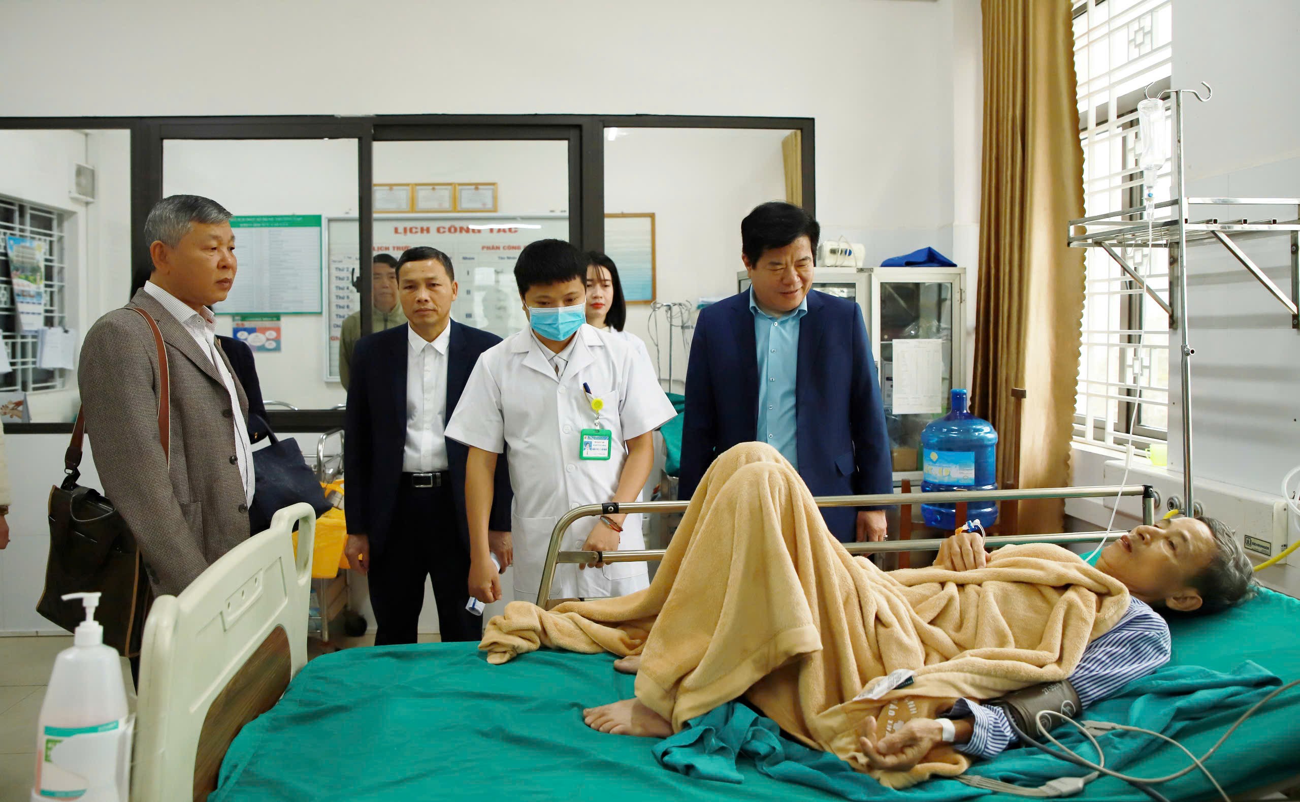 Đoàn công tác thăm, kiểm tra công tác điều trị tại Bệnh viện Đa khoa huyện Bảo Thắng. z6424057878836-033a1f8a75a40f598b08bad78b1760a9.jpg