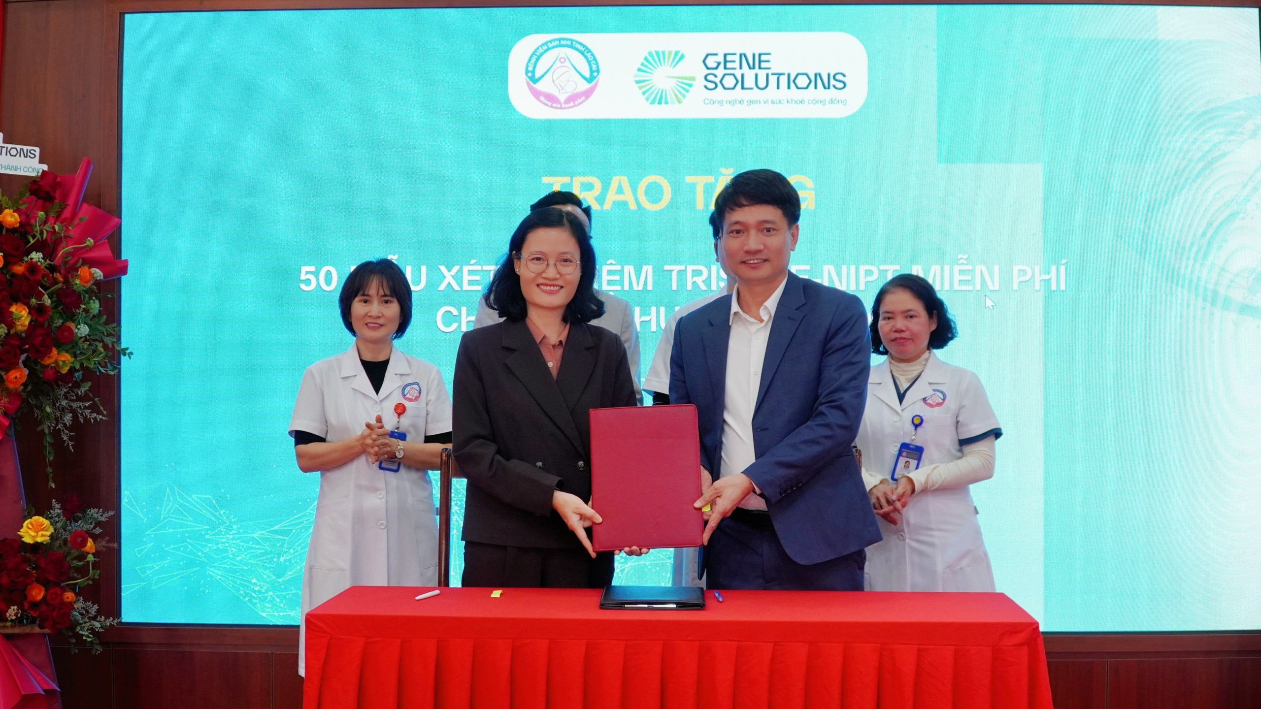 Giám đốc Bệnh viện Sản - Nhi tỉnh Lào Cai và Giám đốc Kinh doanh kênh Sản - Khu vực miền Bắc, Công ty Gene Solutions ký kết hợp tác triển khai chương trình “Xã hội hóa xét nghiệm NIPT cho mọi thai phụ, nâng cao chất lượng dân số Việt”. z6425960203184-4dc5b7763034dd01a91d78e73ab0385d.jpg