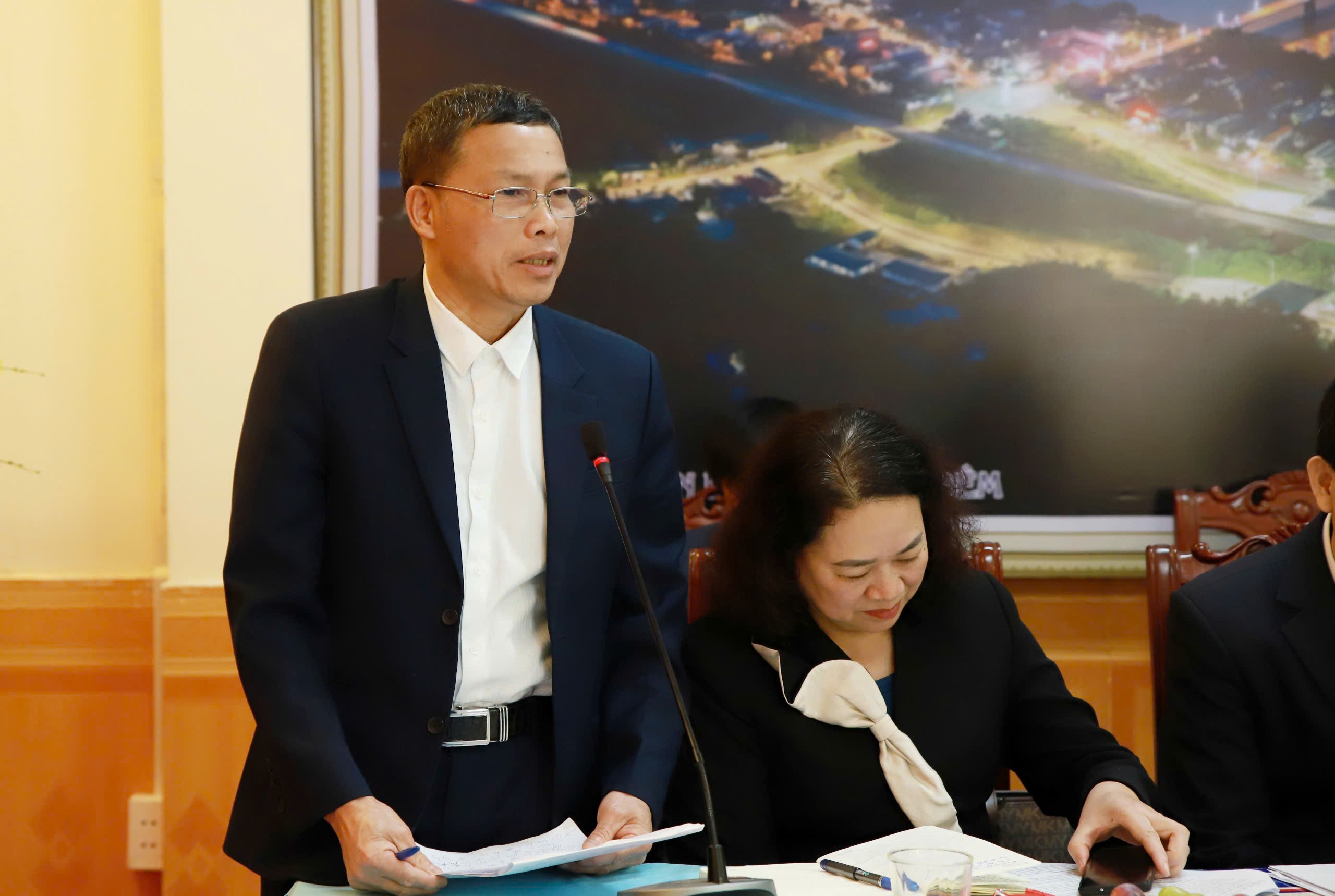 Đồng chí Đặng Quang Sinh, Giám đốc Bệnh viện Đa khoa huyện Bảo Thắng phát biểu tại buổi làm việc. z6424942755661-47258ec57d24fac5de12d2bc527511c6.jpg