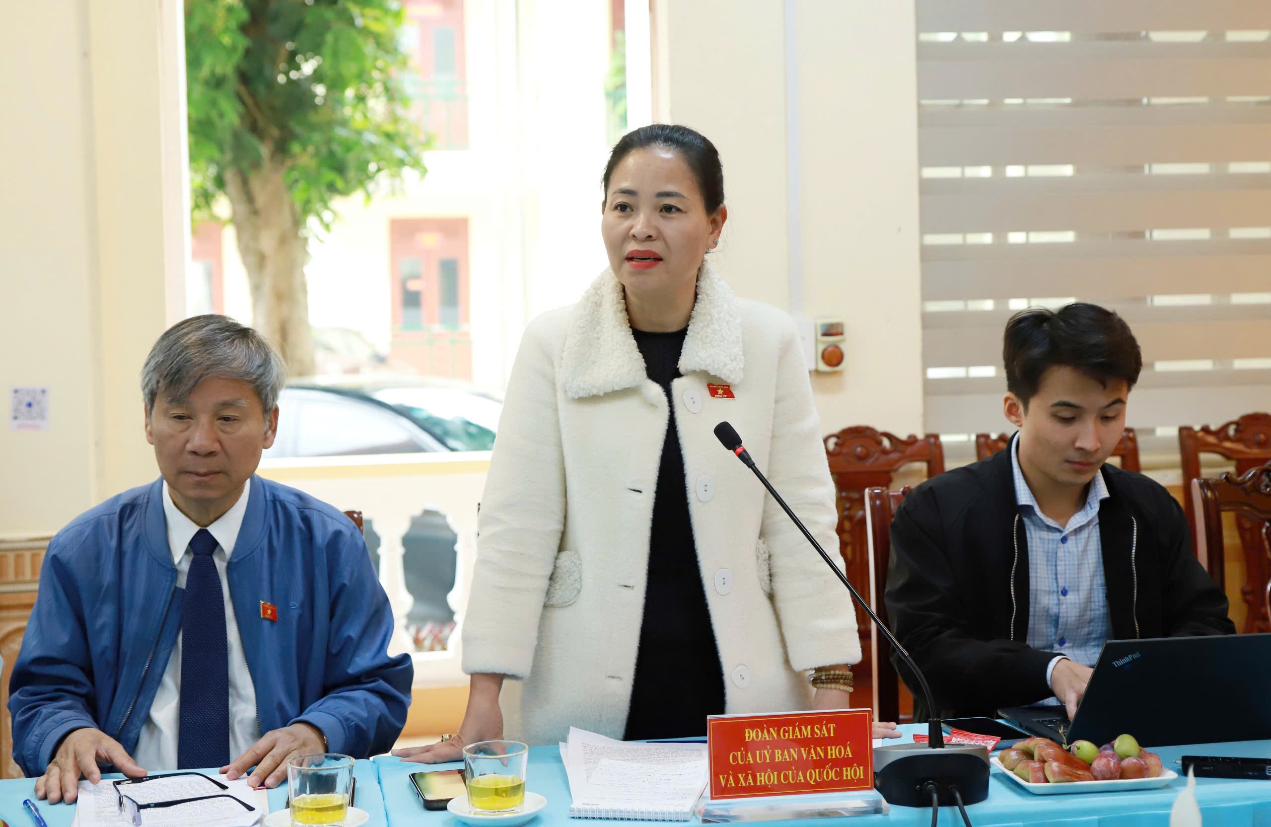 Thành viên Đoàn công tác của Ủy ban Văn hóa và Xã hội phát biểu tại buổi làm việc. z6424942758893-dac9cf2d3592a1504edd92bb77fe1283.jpg