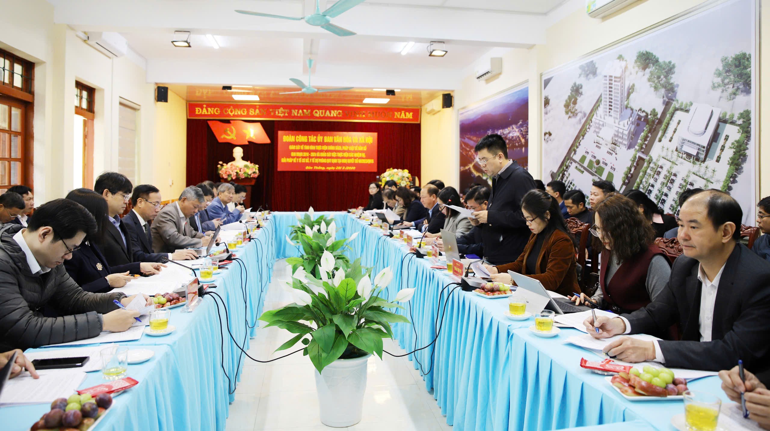 Quang cảnh buổi làm việc. z6424057917777-339febcf6d1b1cf529b2b44a2cc8a8ad.jpg