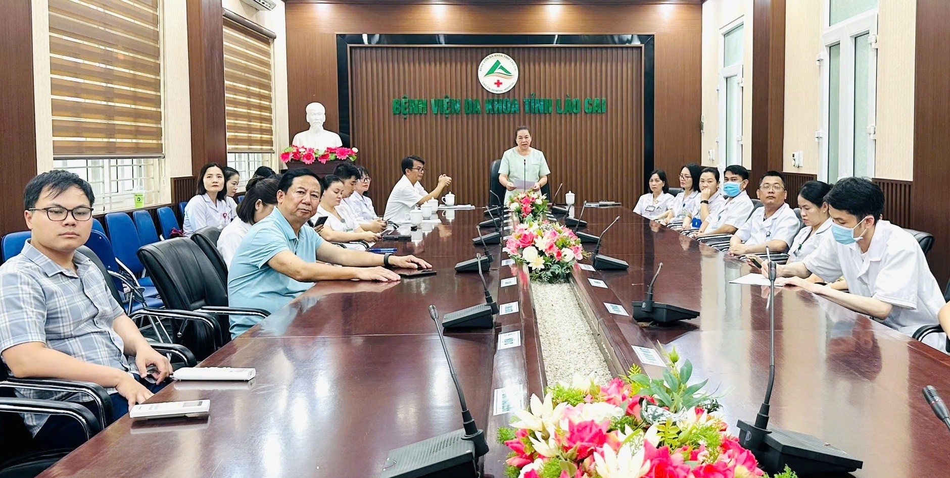 Đồng chí Phạm Bích Vân, Phó Giám đốc Sở Y tế tham dự chương trình khai giảng trực tuyến các lớp tập huấn của Bệnh viện Bạch Mai. 1000038864.jpg
