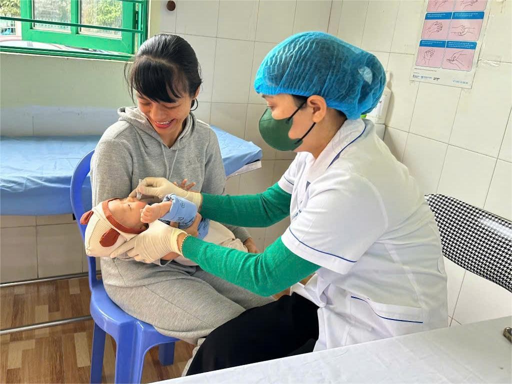 Trẻ em được uống miễn phí vắc-xin Rota Chương trình tiêm chủng mở rộng. 470546810-122118905516415433-6150107668330452260-n.jpg