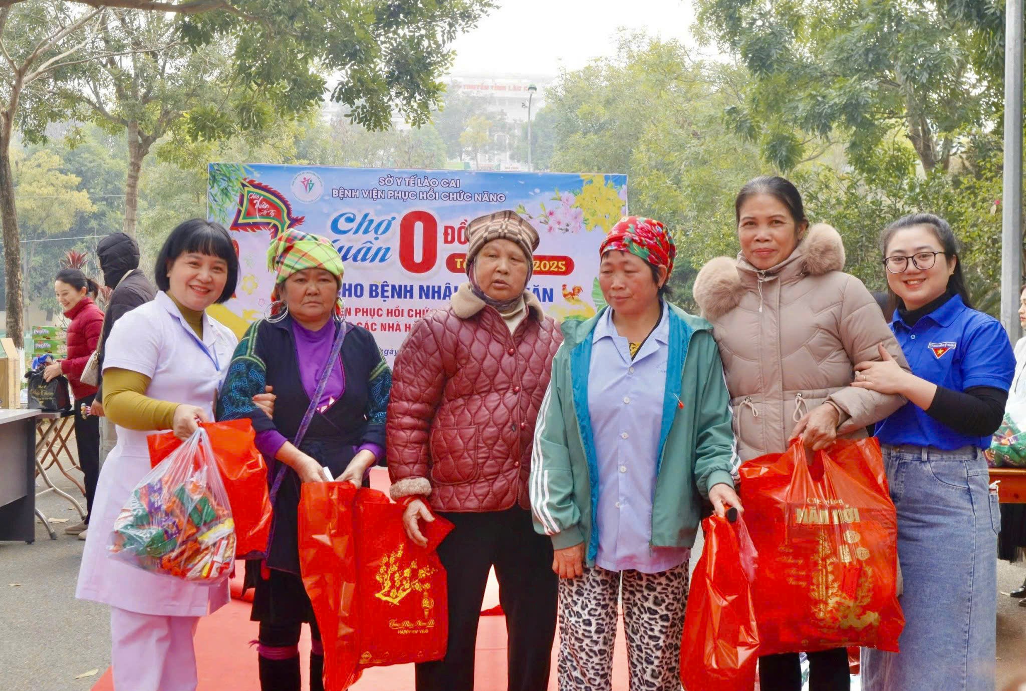 Nhiều phần quà Tết gửi đến bệnh nhân. z6234024984935-dc752b6e921bdfec53b353be6d54b608.jpg