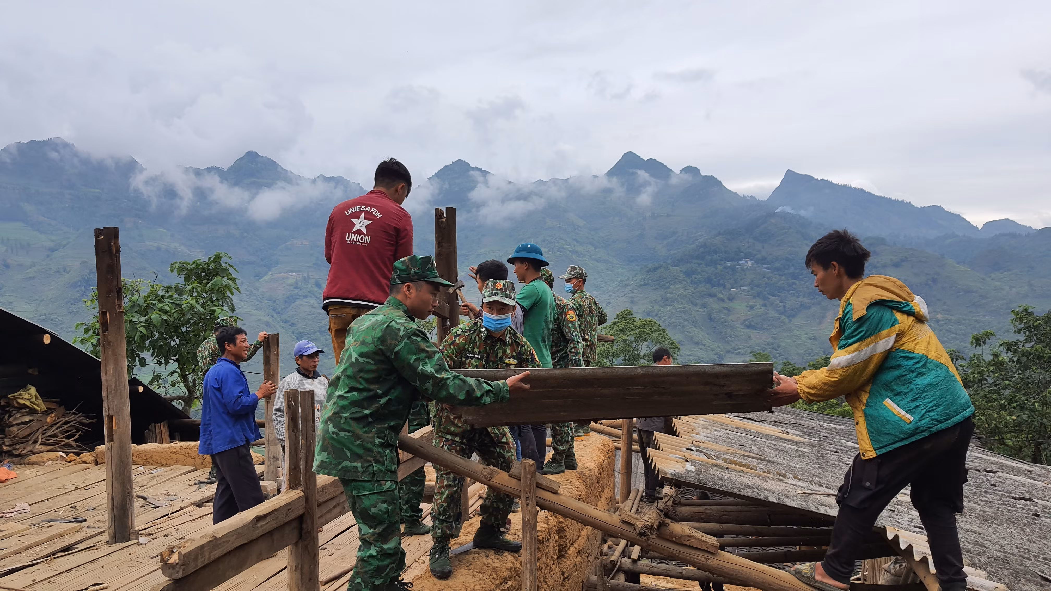 Chiến sỹ Đồn Biên phòng Tả Gia Khâu giúp dân làm nhà.