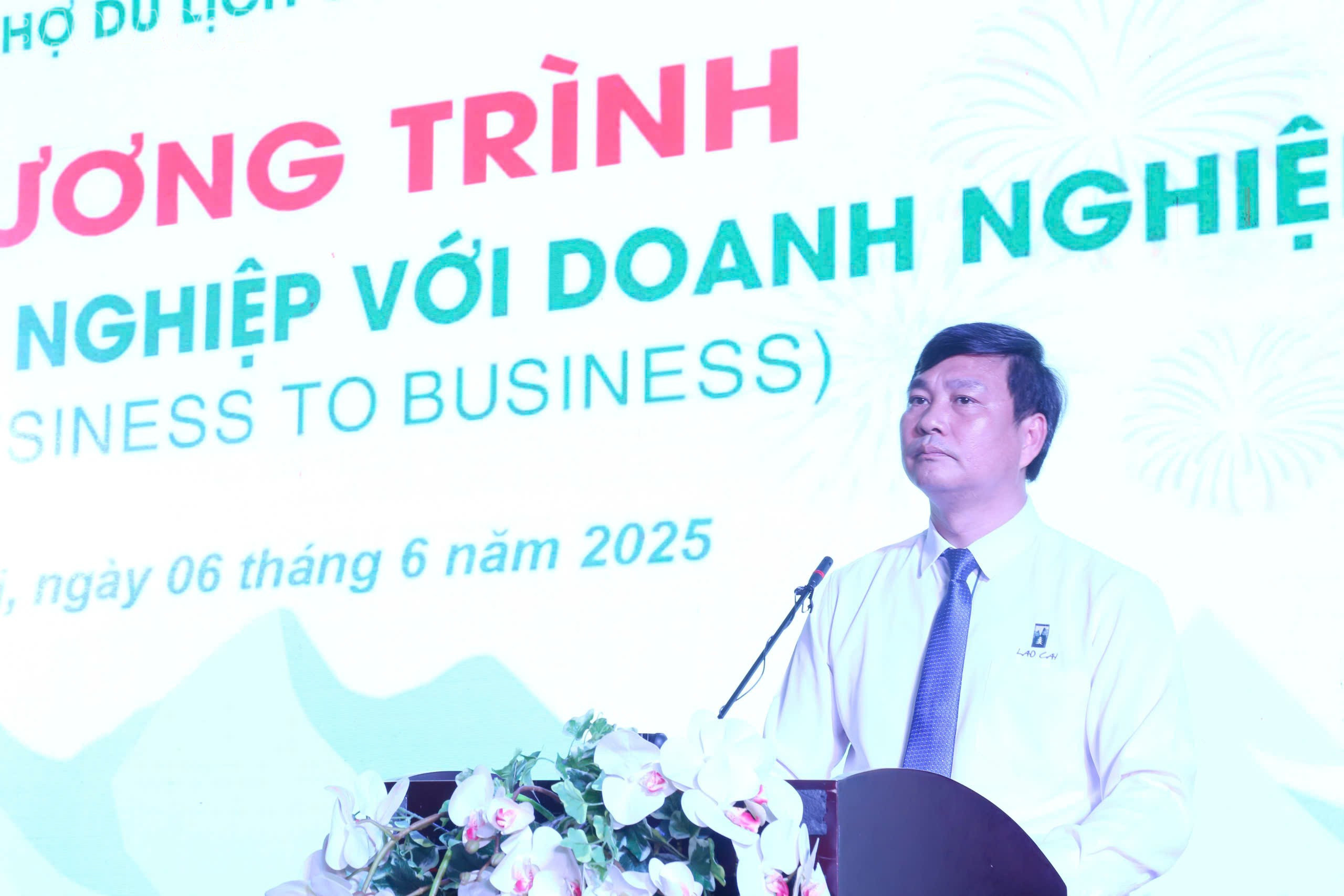 សមមិត្ត Tran Son Binh អនុប្រធានមន្ទីរវប្បធម៌ កីឡា និងទេសចរណ៍ខេត្ត Lao Cai ថ្លែងសុន្ទរកថាបើកកម្មវិធី។ baolaocai-tl_z6678492095429-07ce33b223b7358d12caa1fa9ba7a9af.jpg