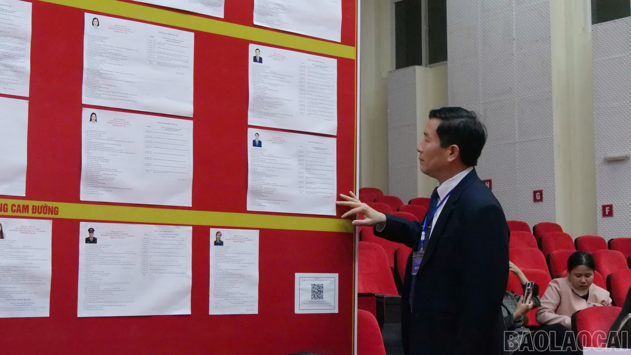 Cử tri đọc kỹ thông tin ứng cử viên trước khi bỏ phiếu tại điểm bầu cử.