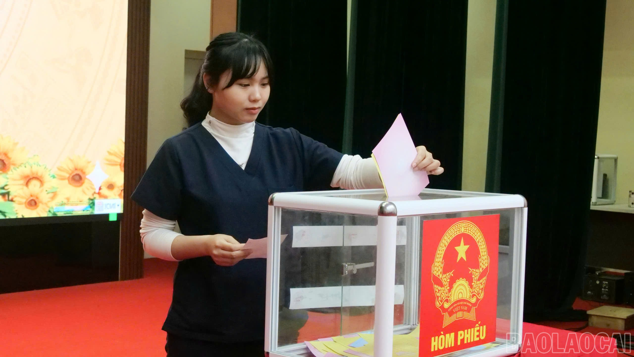 Cử tri tham gia bầu cử với tinh thần trách nhiệm cao.