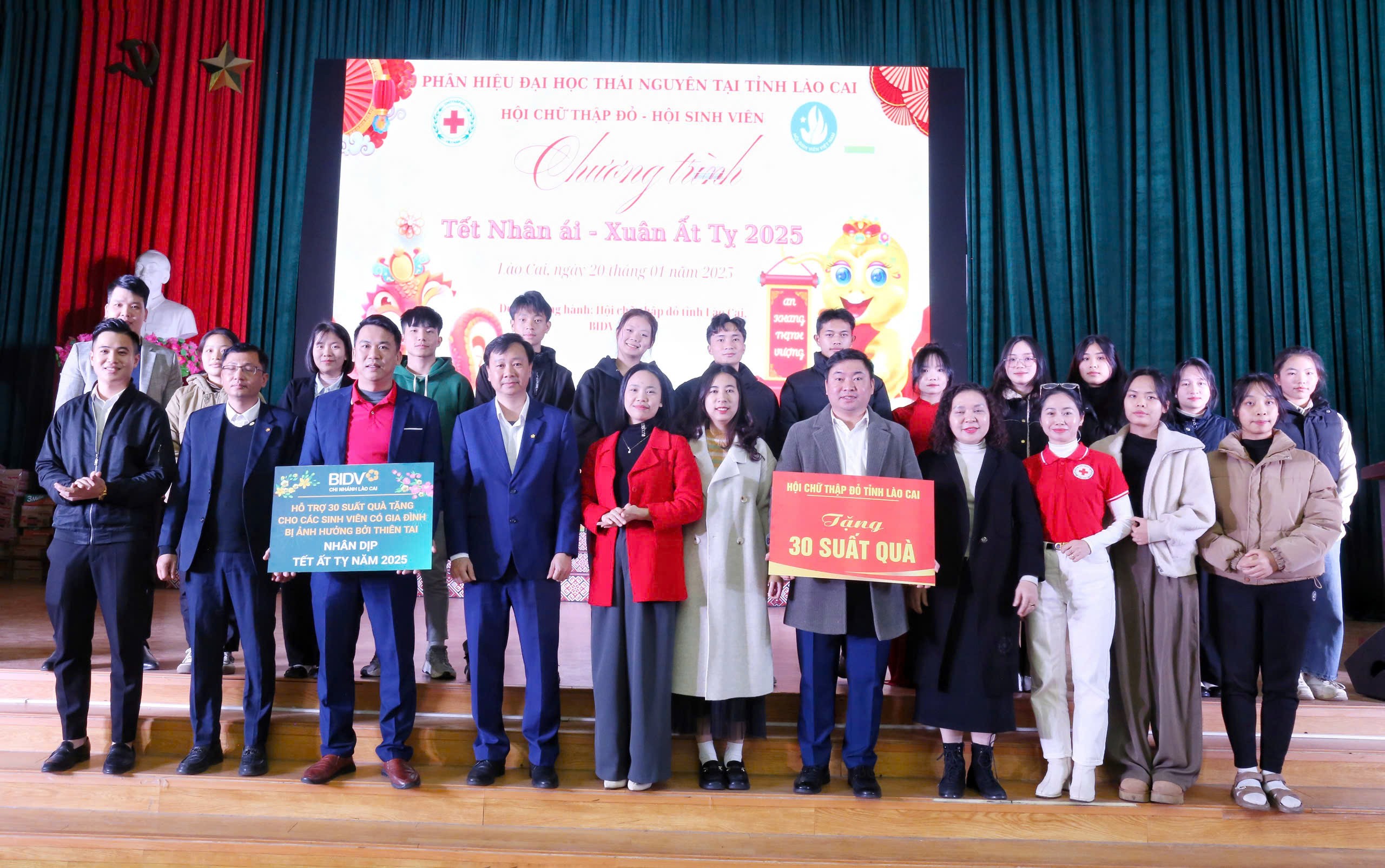 Hơn 100 sinh viên có hoàn cảnh khó khăn nhận được quà của các tổ chức. z6247736679888-3f8efa52ad852295f97173c3485673b4.jpg