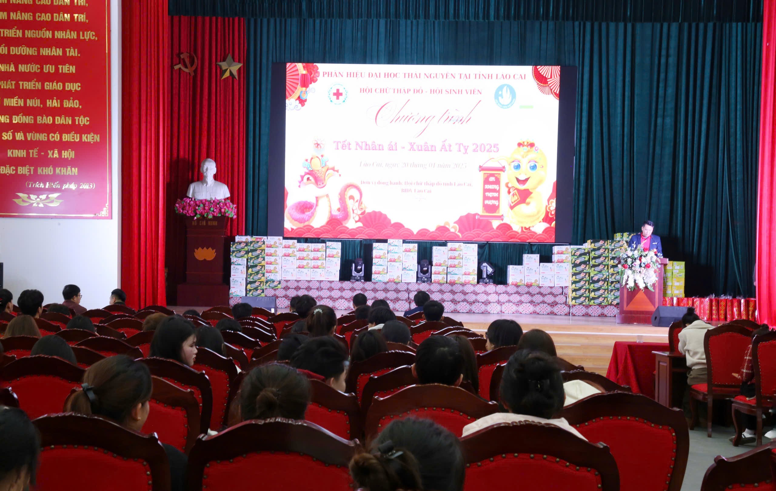 Quang cảnh chương trình. z6247760592910-2ff3bd39917520391ea4c1cbe03d18b5.jpg