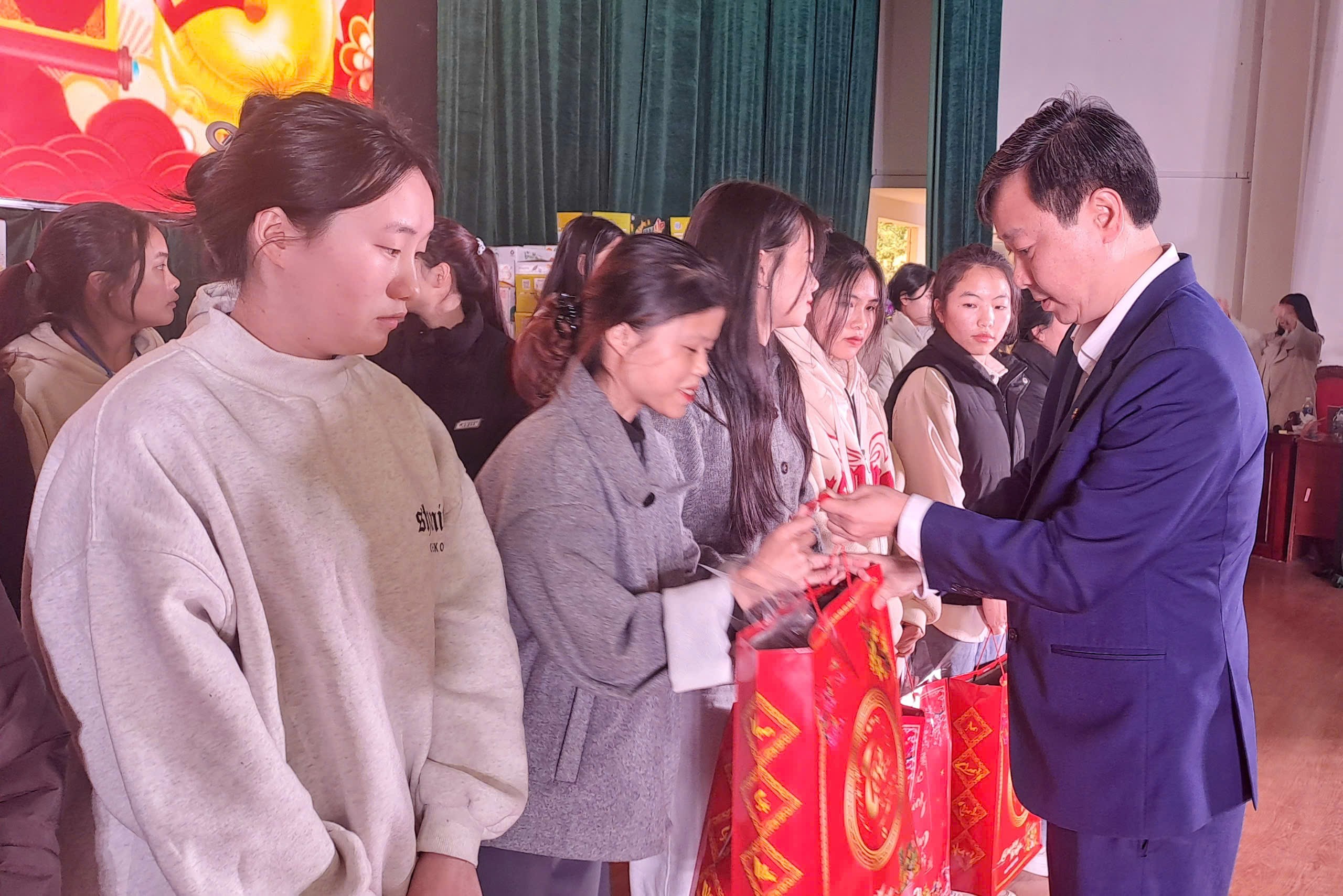 Nhiều sinh viên có hoàn cảnh khó khăn nhận được quà tết của các đơn vị. z6247736628882-9c28591cf31768e210f4449e9503aaa7.jpg
