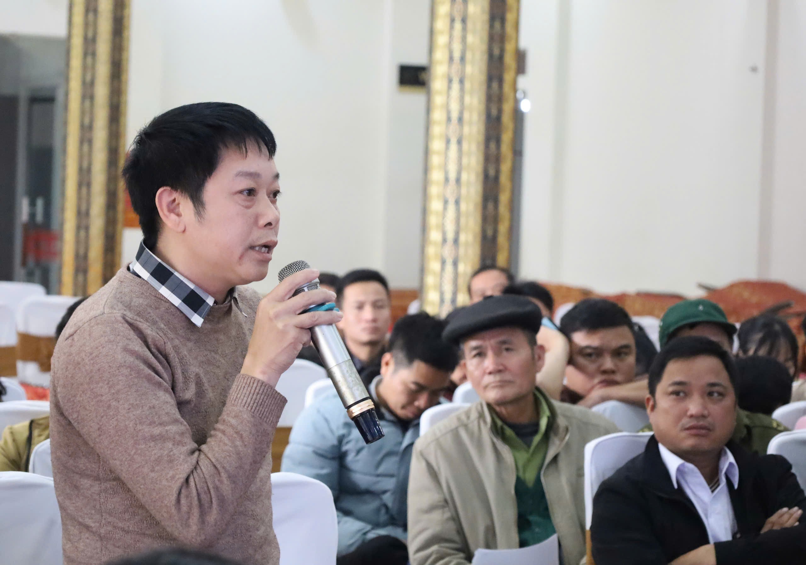 Đại biểu chia sẻ những thiệt hại, khó khăn tại thôn, bản sau bão số 3 và những vướng mắc trong bước đầu triển khai dự án. z6195493984852-7d01dcdc682358d3e606c9de3d0416e9.jpg