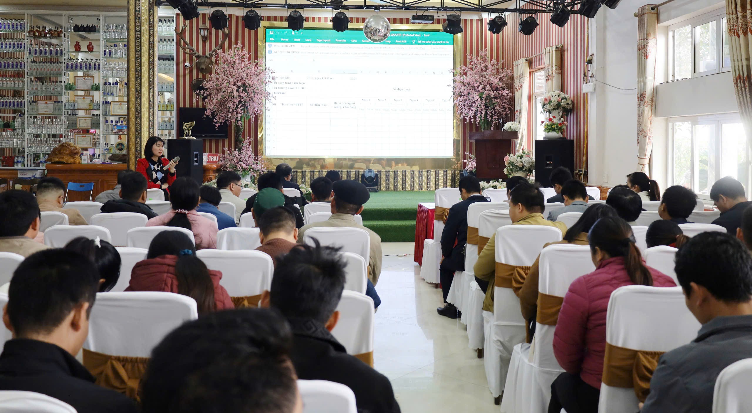 Quang cảnh hội nghị. z6195493996707-9d4e21e93d731c0ee48112d2d7c2fbeb.jpg