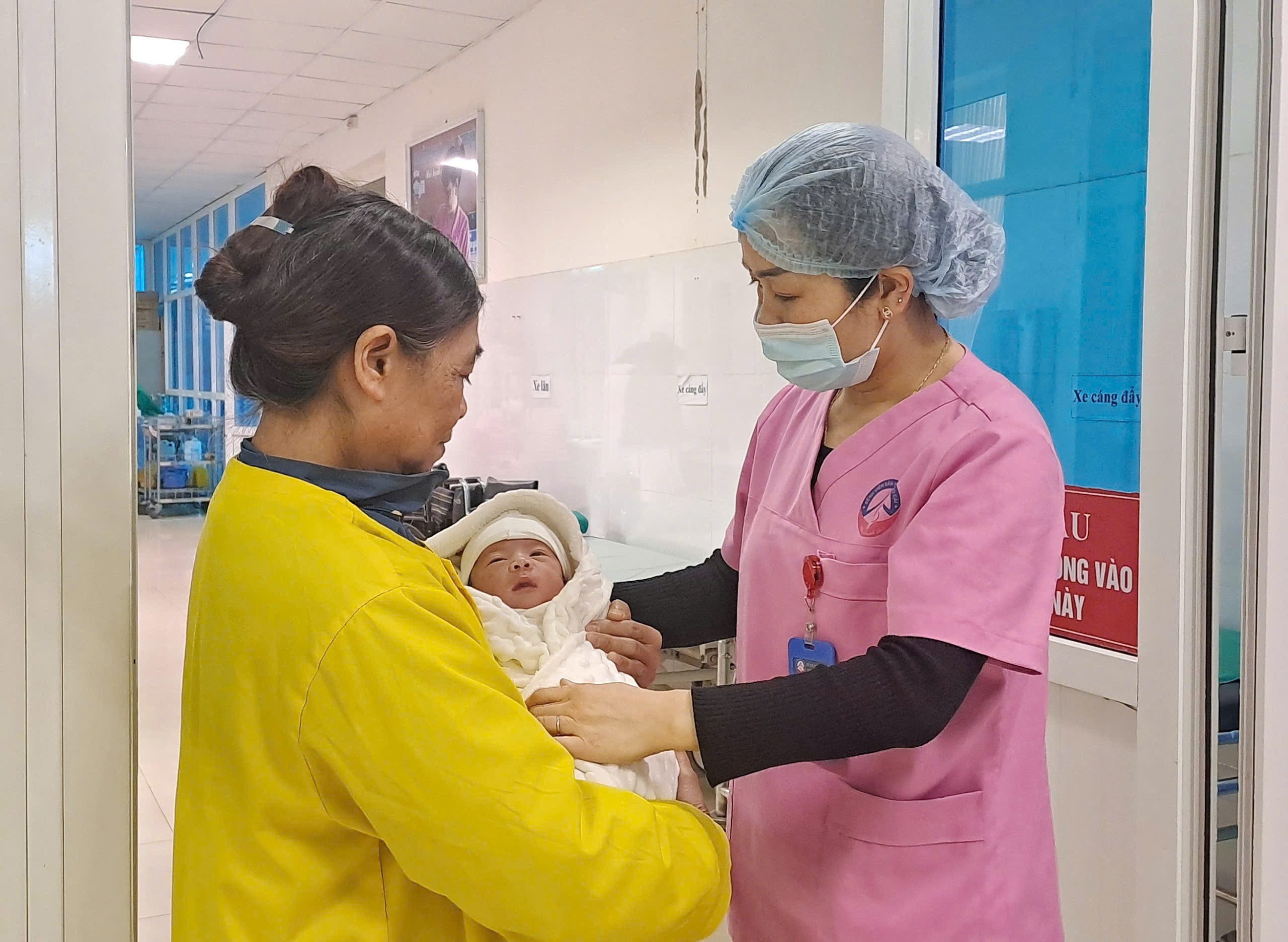 Mũi tiêm vắc-xin đầu đời giúp bảo vệ trẻ sơ sinh khỏi nhiều bệnh truyền nhiễm nguy hiểm như: viêm gan B và bệnh lao. z6877603935918-d823e3e88f18cfc12f28c4fa88f37d2e.jpg