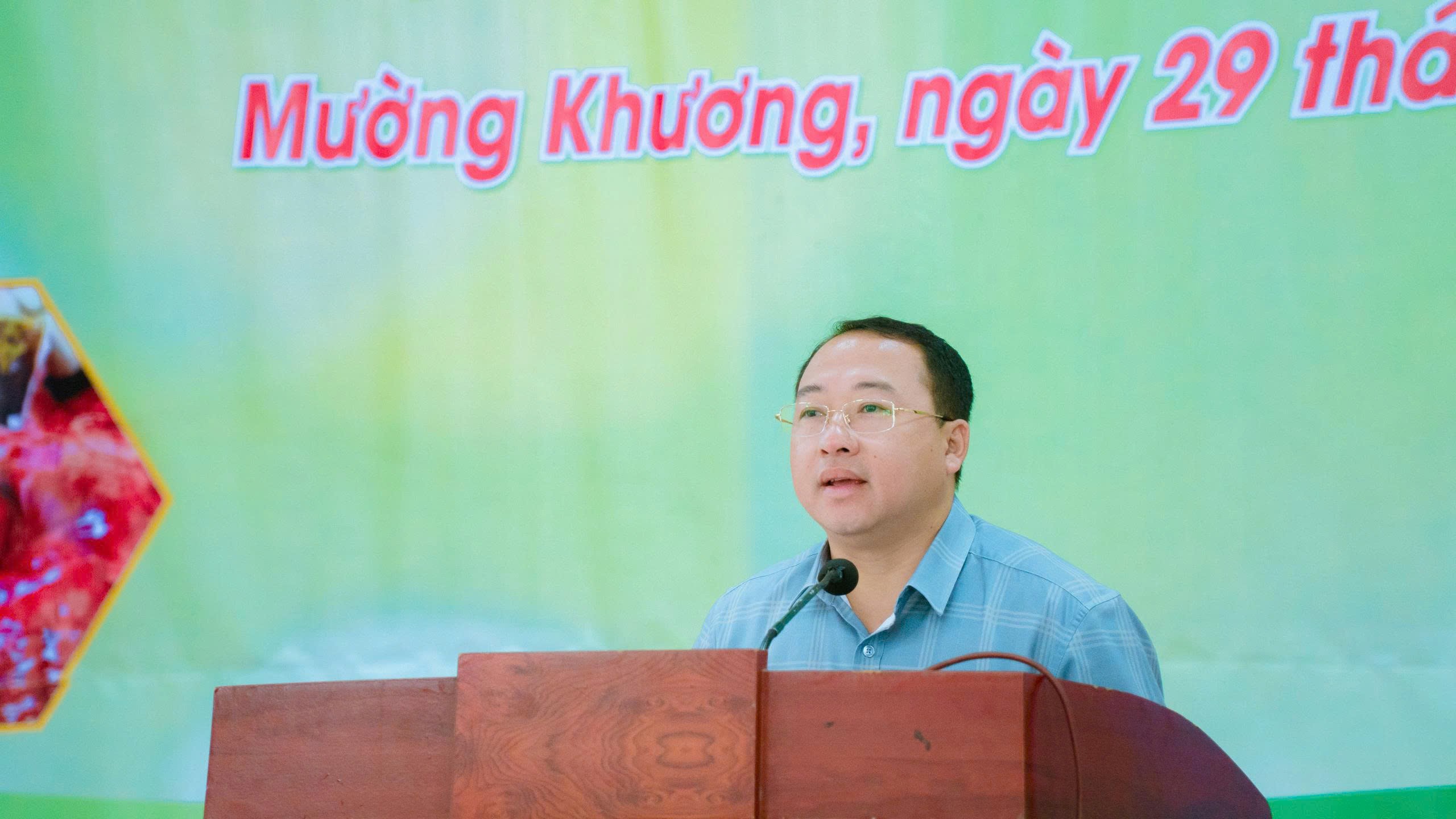 In seiner Rede auf der Kundgebung äußerte Genosse Hoang Truong Minh, stellvertretender Vorsitzender des Volkskomitees des Distrikts Muong Khuong, die Hoffnung, dass die Arbeit zur Verhütung und Bekämpfung der schädlichen Auswirkungen des Tabakkonsums im Distrikt Muong Khuong auch weiterhin die Aufmerksamkeit und Leitung des Lenkungskomitees für Gesundheit und Bevölkerung der Provinz Lao Cai erhält. enge Abstimmung der relevanten Abteilungen und Zweigstellen, insbesondere die Begleitung und Unterstützung der Behörden, Einheiten, Organisationen, Gewerkschaften und der Wirtschaft in der Region. z6650173363561-80fdeccd824c4819a4824ee6a8ea3069.jpg